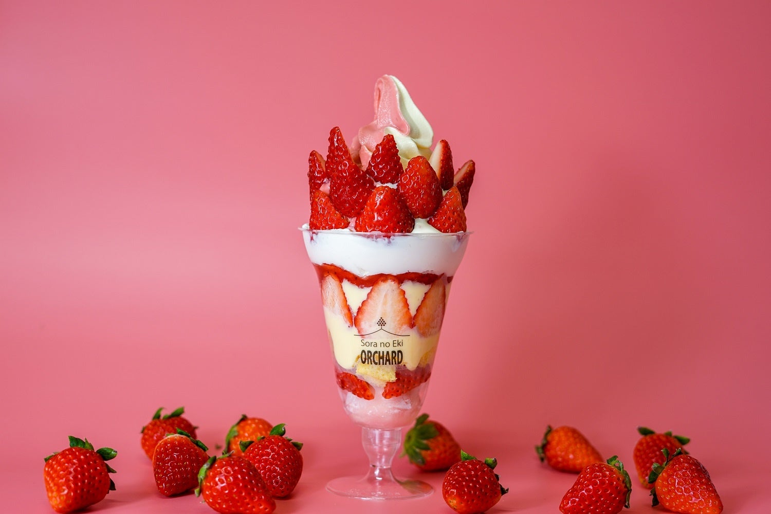 ■いなば農園スペシャルいちごパフェ　2,000円（税込） 完熟いちごが大人気で、香り、甘さともに絶品です。 ■世羅幸水農園スペシャルいちごパフェ　2,000円（税込） いちごならではの酸味とみずみずしさをぜひご堪能ください。（土日祝・数量限定）