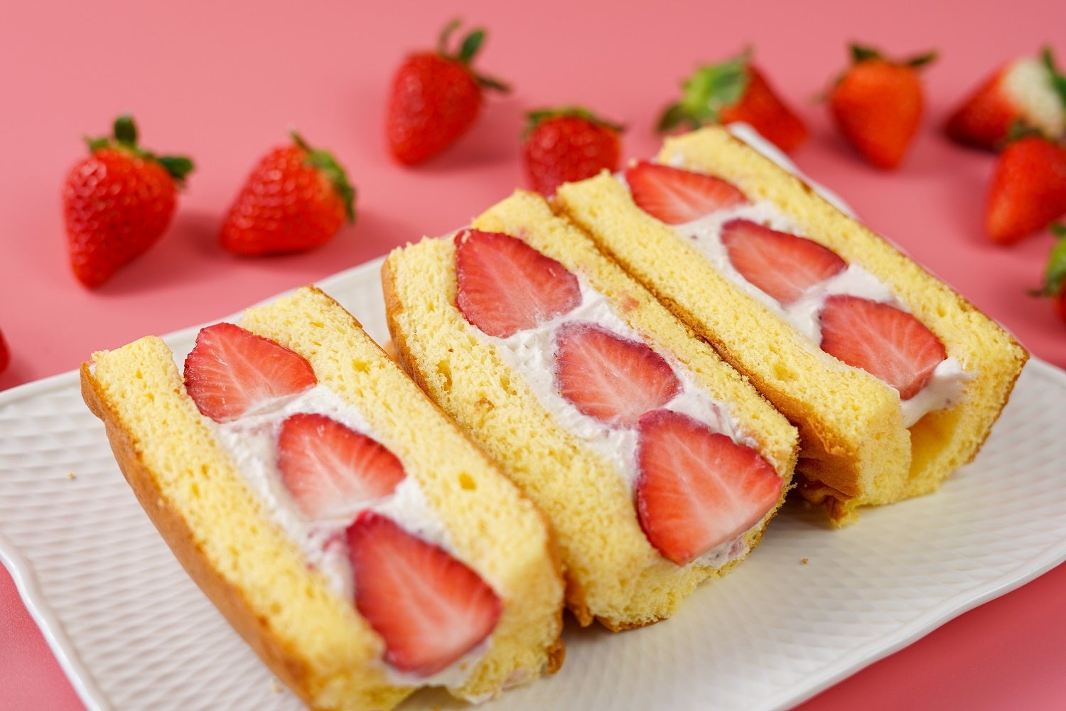 とろけるフルーツサンドいちご500円（税込） いちごたっぷりの甘酸っぱいフルーツサンドです。しっとりとしたスポンジ生地に、あまーいいちごとあまおういちごジャムを混ぜた特製クリームをたっぷり挟んだ絶品のとろけるスイーツをお楽しみください。