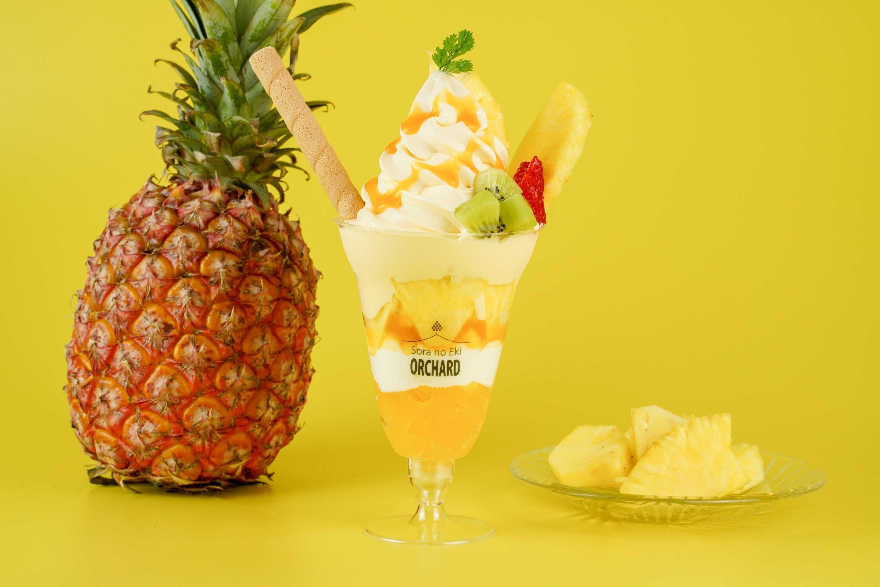 ジューシー沖縄パイナップルパフェ　1,500円（税込） オーチャード大人気のパフェ。 沖縄県産パイナップルをふんだんに使用した、南国気分を味わえるスイーツパフェ。