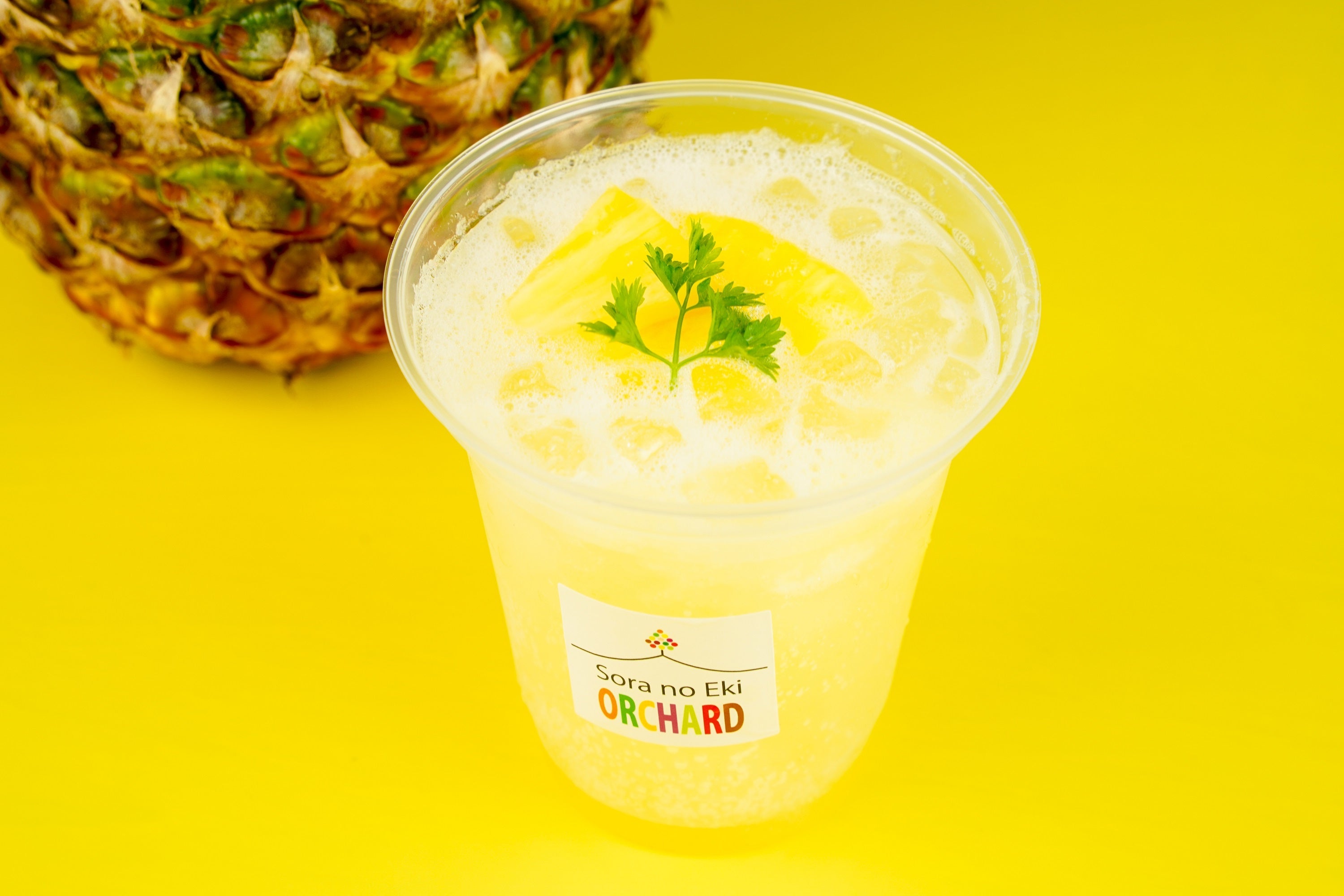 さっぱりパインソーダ　420円（税込） 昨年の沖縄フェアで大好評だったパインジュースが今年はソーダで新登場！！ さっぱりとした味わいです。