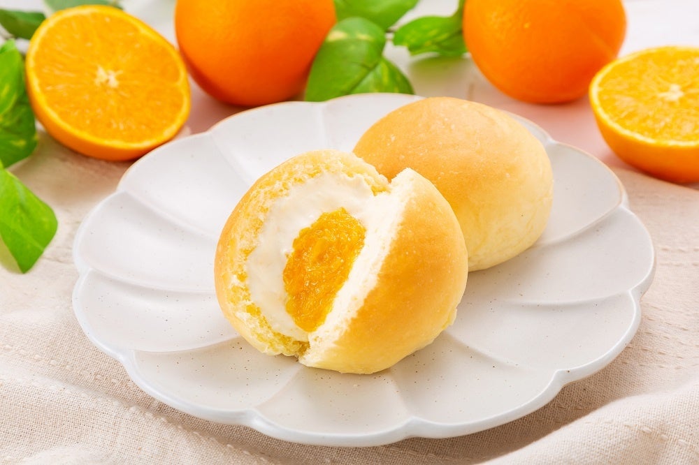 【とろける瀬戸内くりーむパン　ネーブル】 しっとりふんわり柔らかな生地の中に、瀬戸内産ネーブルのフィリングとくちどけの良いカスタードクリームを2層仕立てで入れました。ひと口食べるとネーブル特有の甘味と酸味が口いっぱいに広がります。