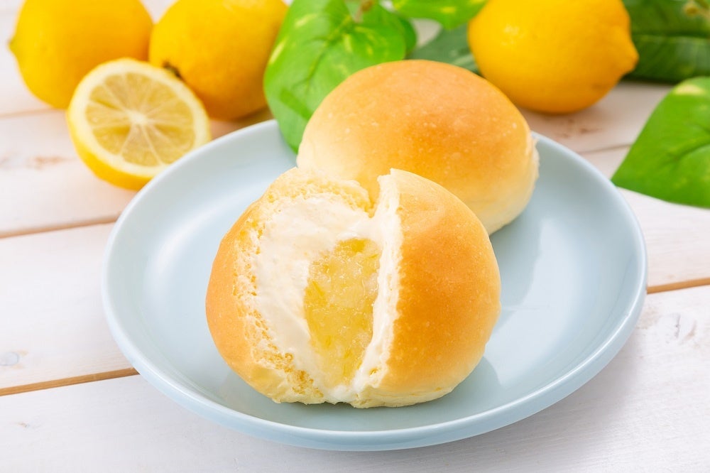 【とろける瀬戸内くりーむパン　レモン】 しっとりふんわり柔らかな生地の中に、瀬戸内産のみずみずしいレモンマーマレードと八天堂特製のクリームを2層仕立てで入れました。ひと口食べるとレモンの爽やかな風味が広がります。