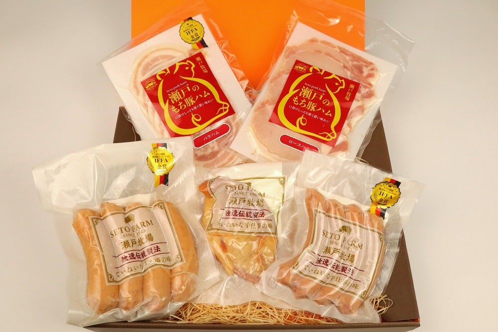 瀬戸牧場　空の駅 オーチャードおすすめセット（冷凍）／　たくさんの味のバラエティが楽しめるセット（瀬戸のもち豚バラハム、瀬戸のもち豚ロースハム、粗挽きウインナー、フランクフルト、豚トロハム、各1個） ／　4,500円（税込・送料込み）