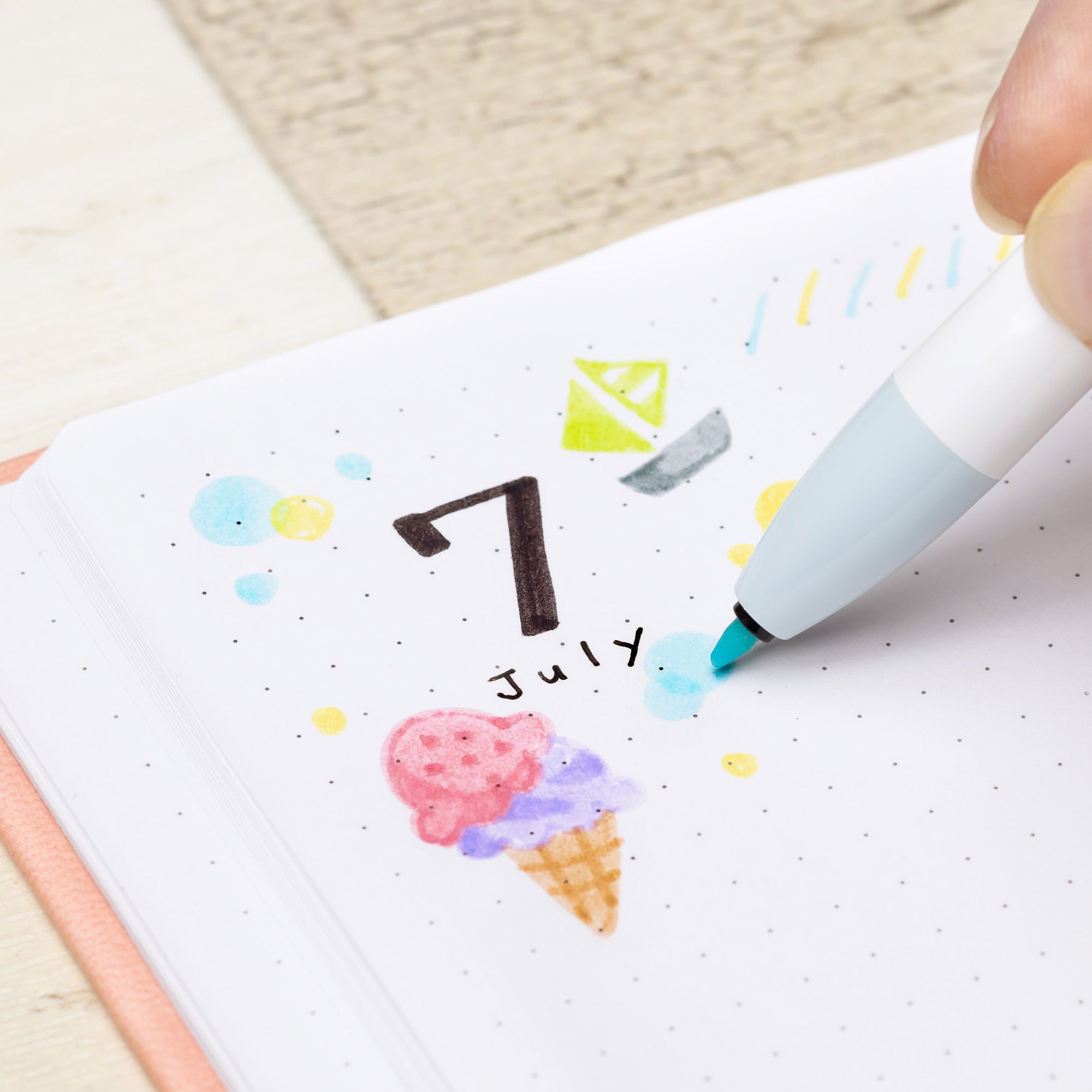 ゼブラ独自開発のキャップがなくても乾かない １ノック式水性カラーペンに 手帳やノートが可愛くまとまる優しい色合いの新色が登場 クリッカート 新色 6月6日 月 発売 ゼブラ株式会社のプレスリリース