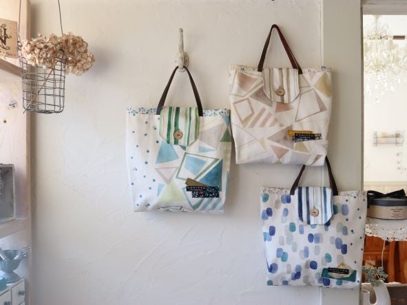 思い出の布をアクセントにしたフラップ付きトート