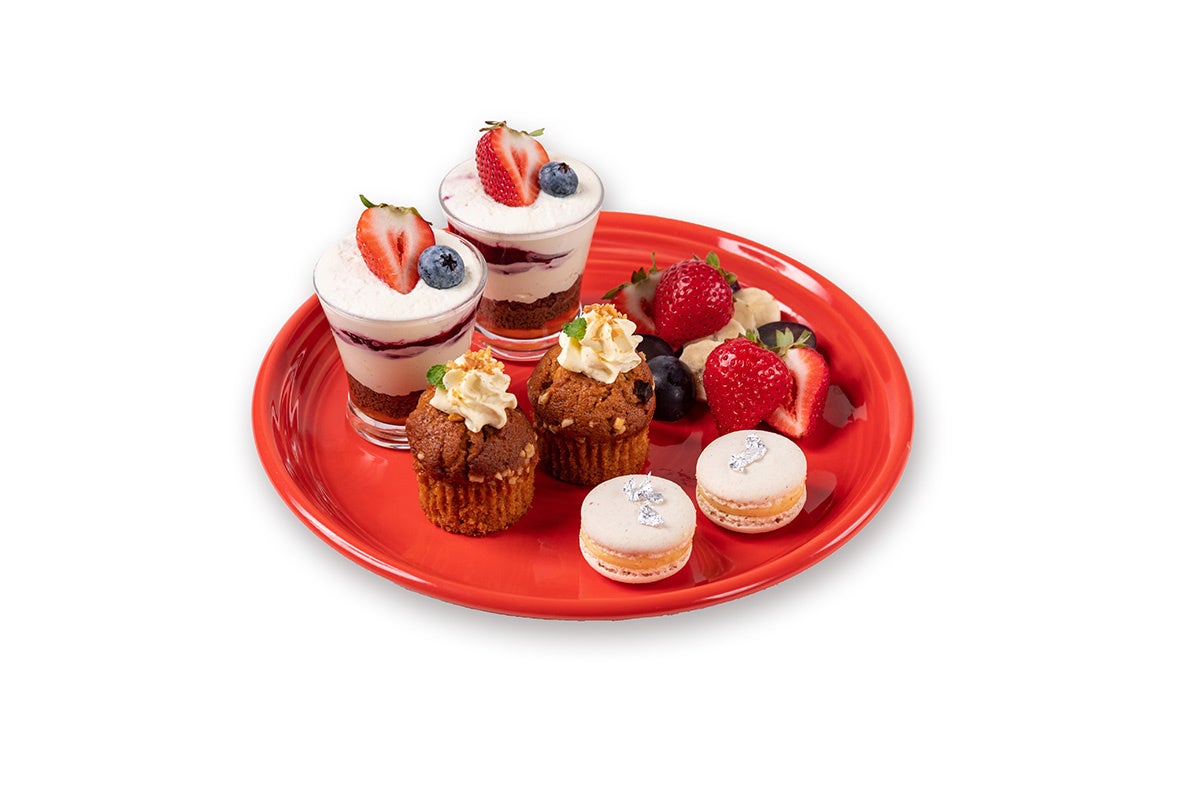 いちごのミニパフェ、キャラメル バナナマフィン、フルーツ盛り合わせ、マカロン