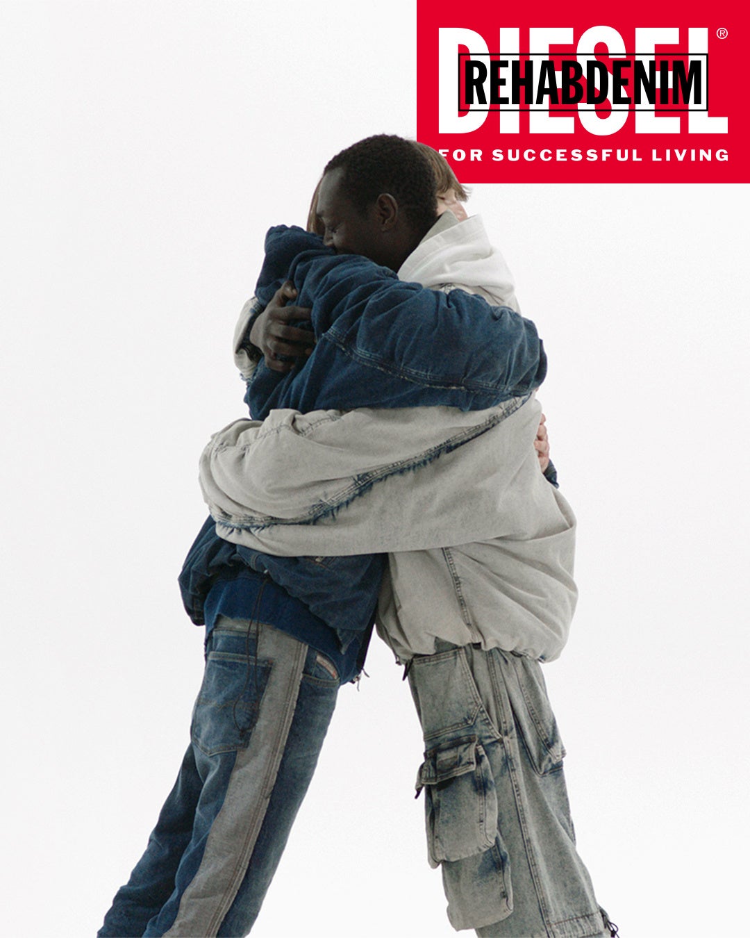 左：デニムジャケット374,000円、 デニムパンツ 53,900円 その他参考商品 右：デニムパンツ330,000円 その他参考