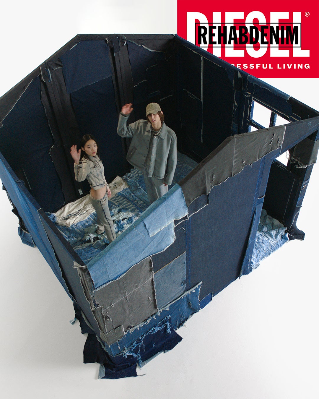 左：デニムジャケット99,000円、 デニムパンツ 63,800円  その他参考商品