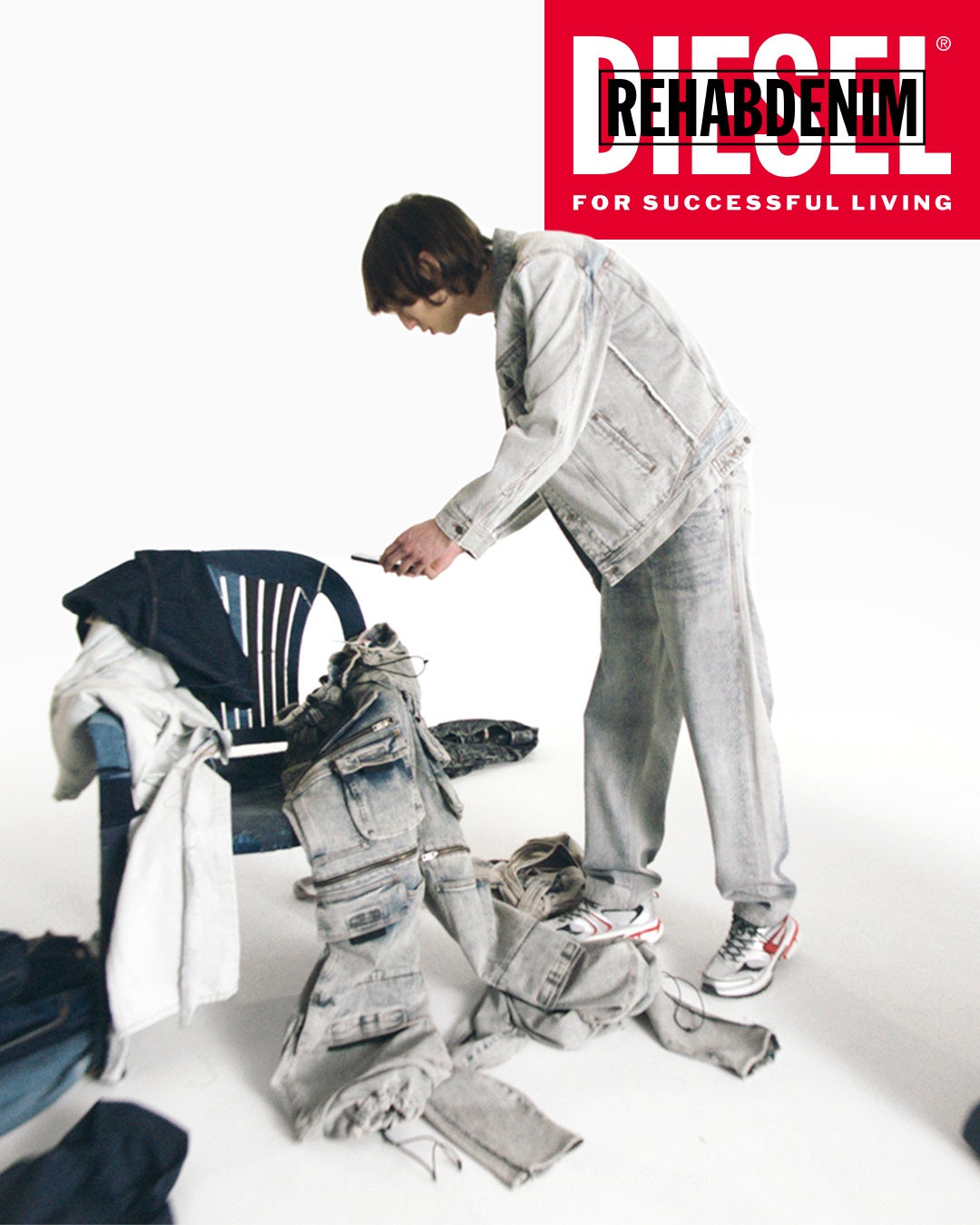 モデル着用：デニムジャケット115,500円 椅子の上右：デニムパンツ 330,000円 　その他参考商品