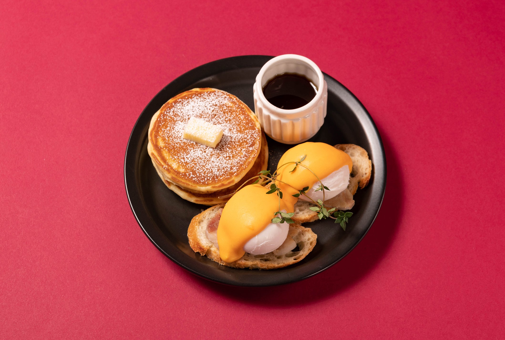 三段目： オープン当時からのシグニチャーメニューエッグベネディ クトと、パンケーキのミニサイズ。GLORIOUS CHAIN CAFÉ らしいダイナースタイルを感じるアフタヌーンティーをお楽 しみください。