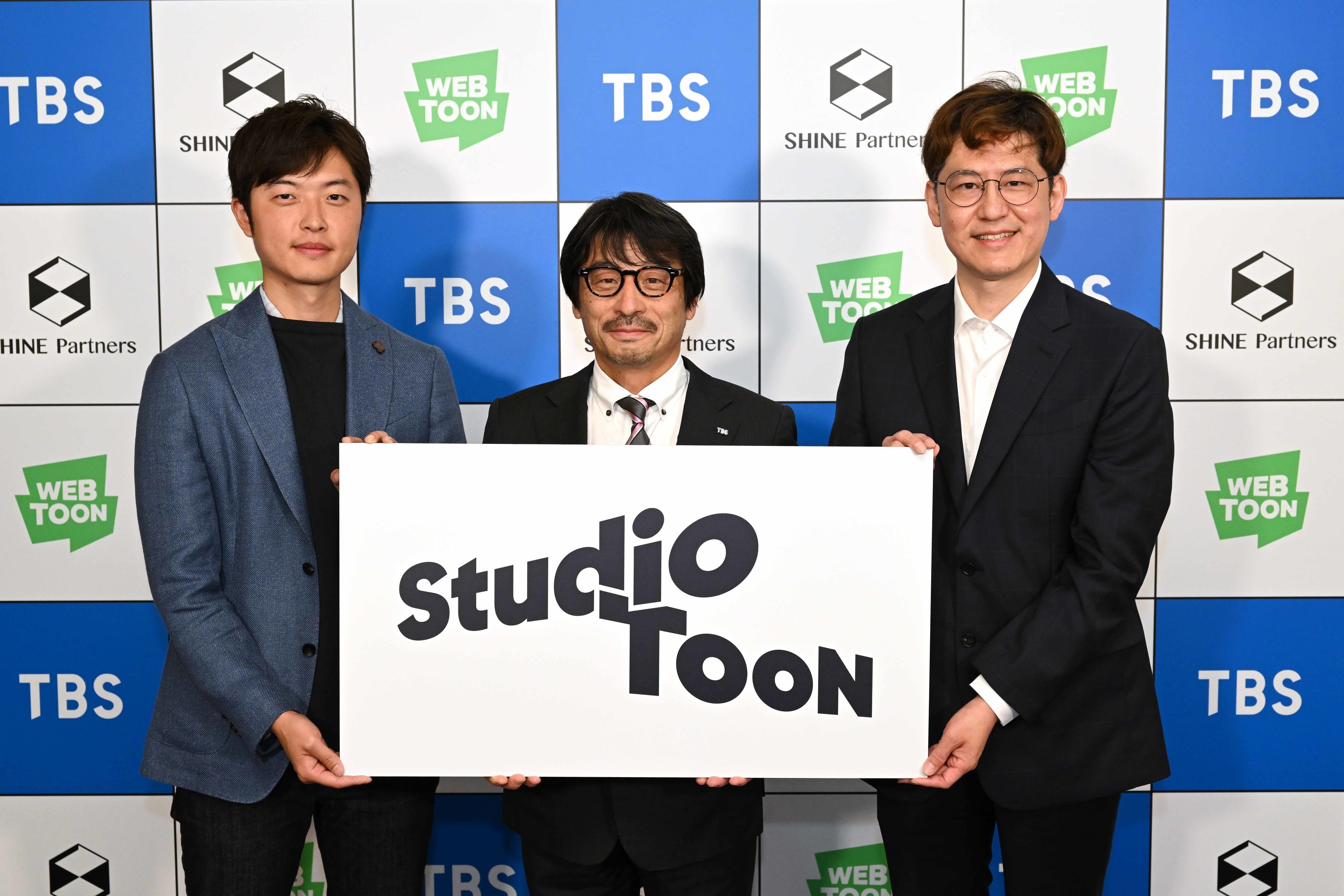 左からSHINE Partners岩本炯沢社長、ＴＢＳテレビ佐々木卓社長、NAVER WEBTOONキム・ジュンク社長