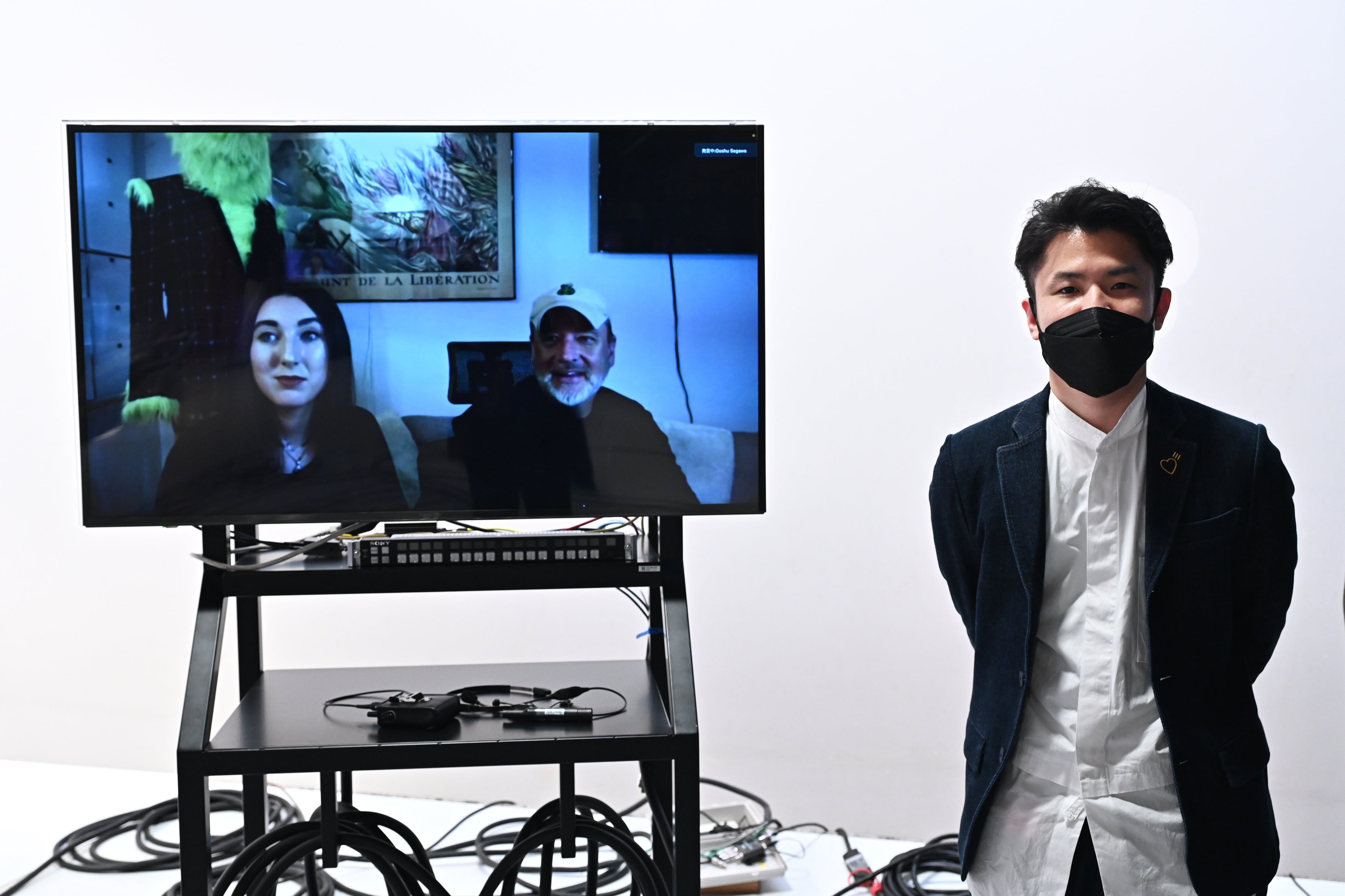 オンラインで収録を見守るプレスティス氏（左）と松原拓也プロデューサー（右）©TBS