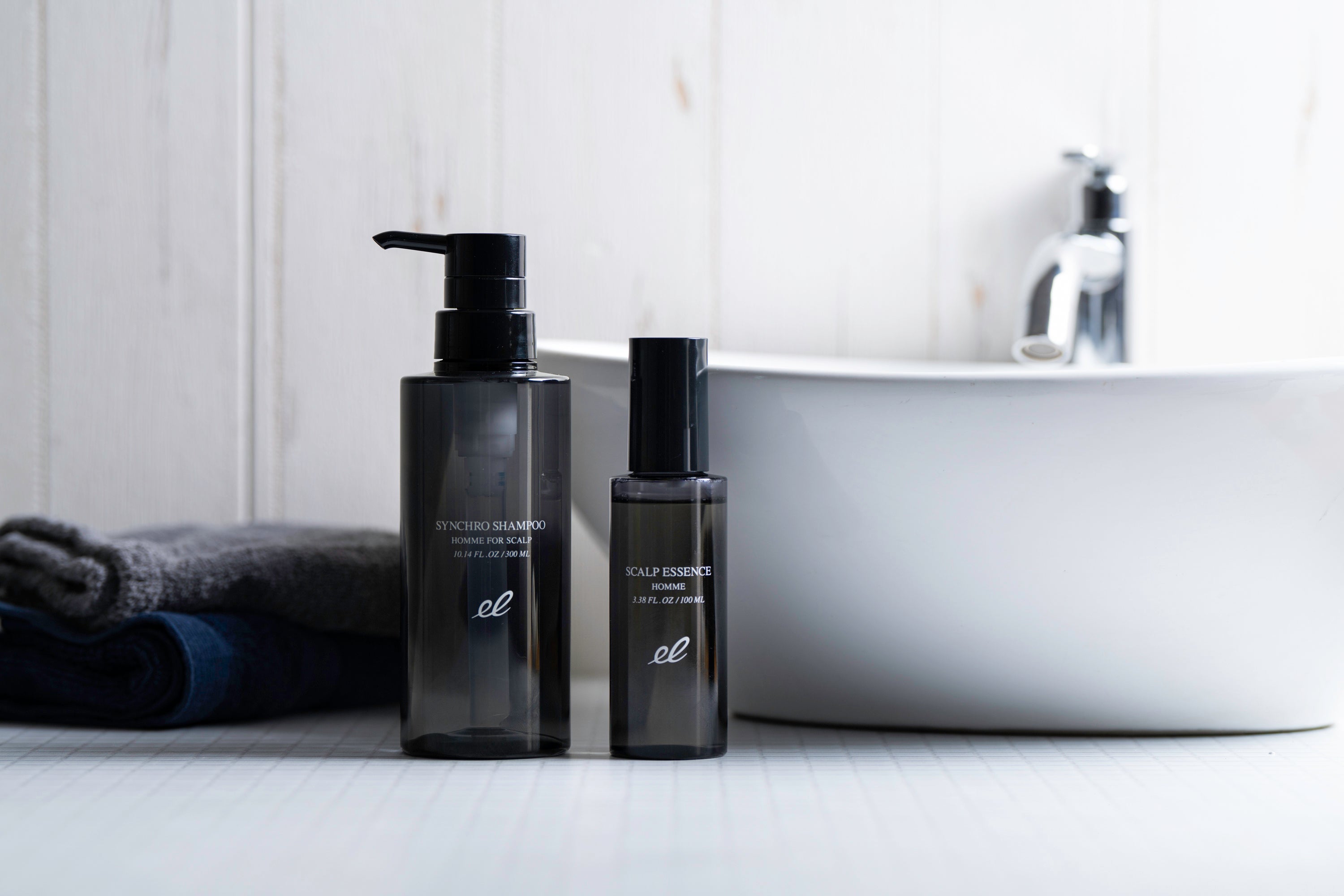 写真左：シンクロシャンプー オム FOR SCALP／右（参考）：同シリーズ薬用スカルプエッセンス オム(男性用育毛剤)