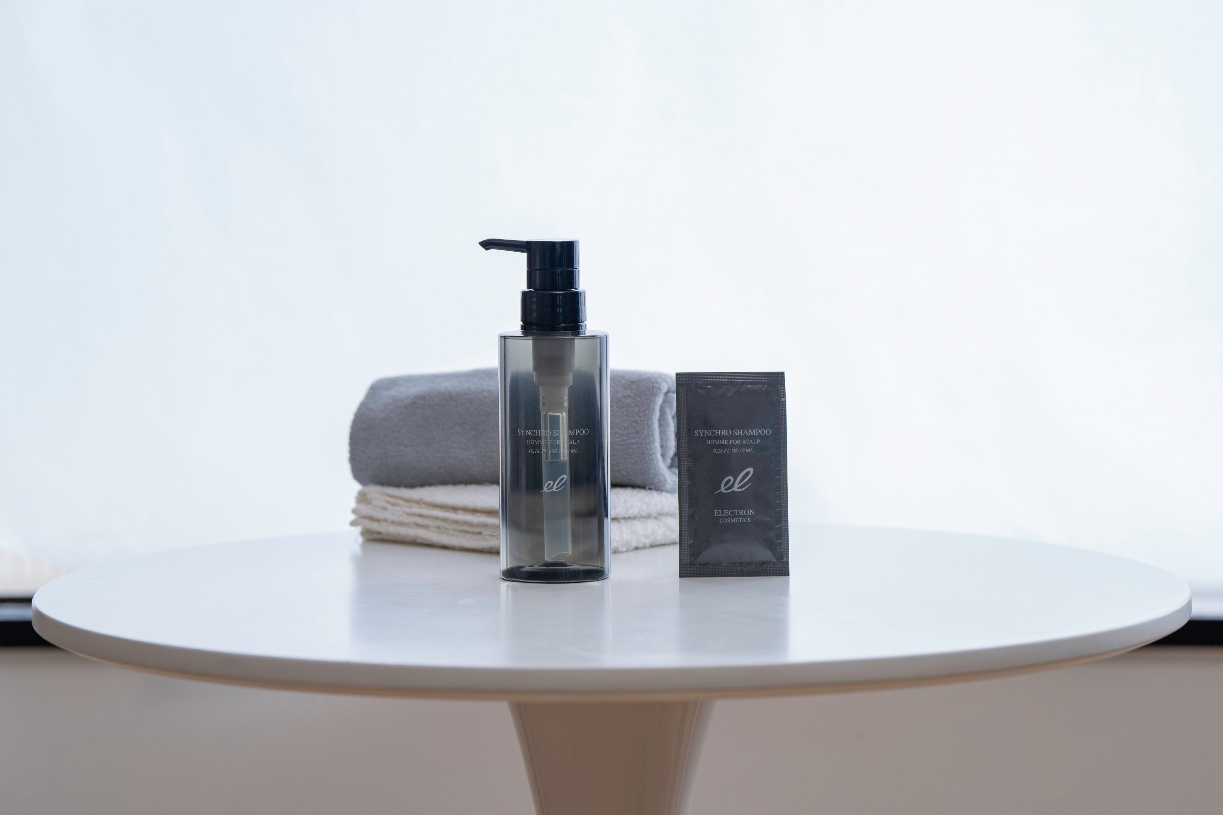 写真左：シンクロシャンプー オム FOR SCALP 現品ボトル／右：パウチ