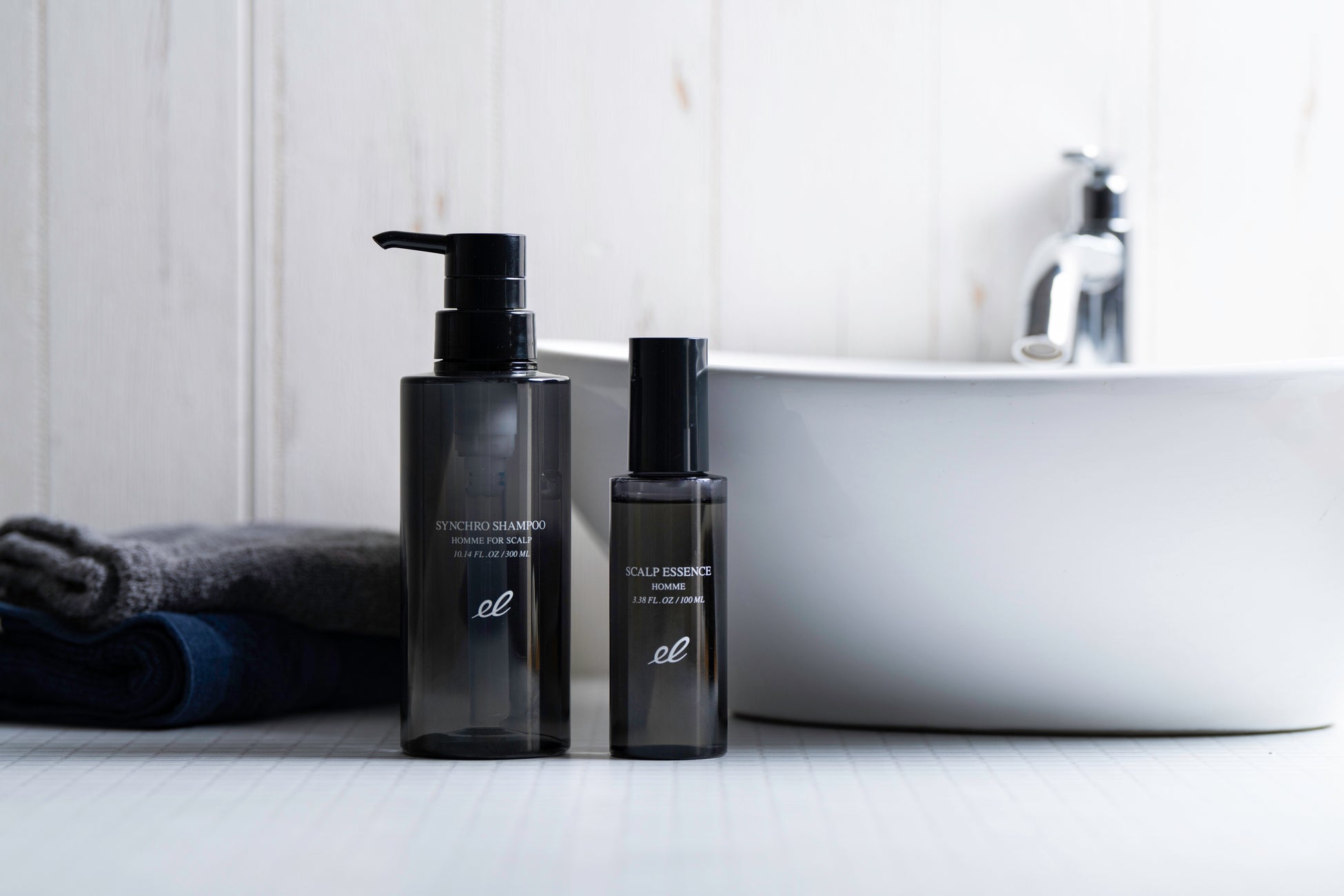 写真左:シンクロシャンプー オム FOR SCALP/右(参考):同シリーズ薬用スカルプエッセンス オム(男性用育毛剤)