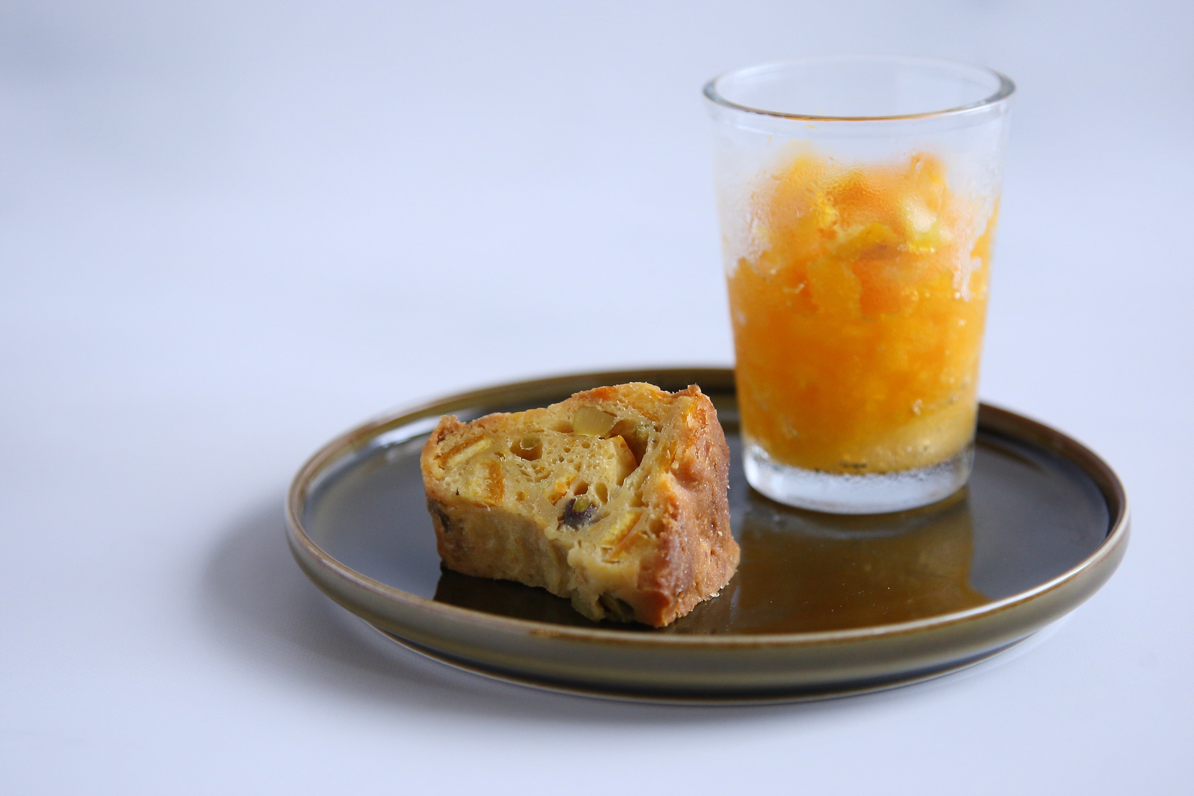 デザートプレート：淡路島産オレンジのクグロフ 8分の1 サイズ　＋ かき氷