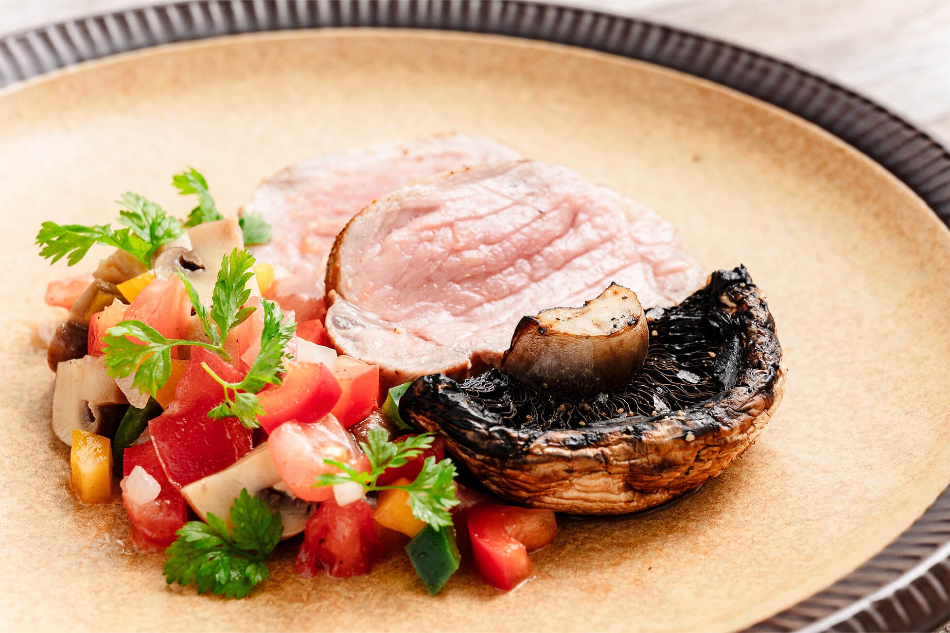 豚ヒレとマッシュルームのサルサソース - マッシュルームピクルスを添えて