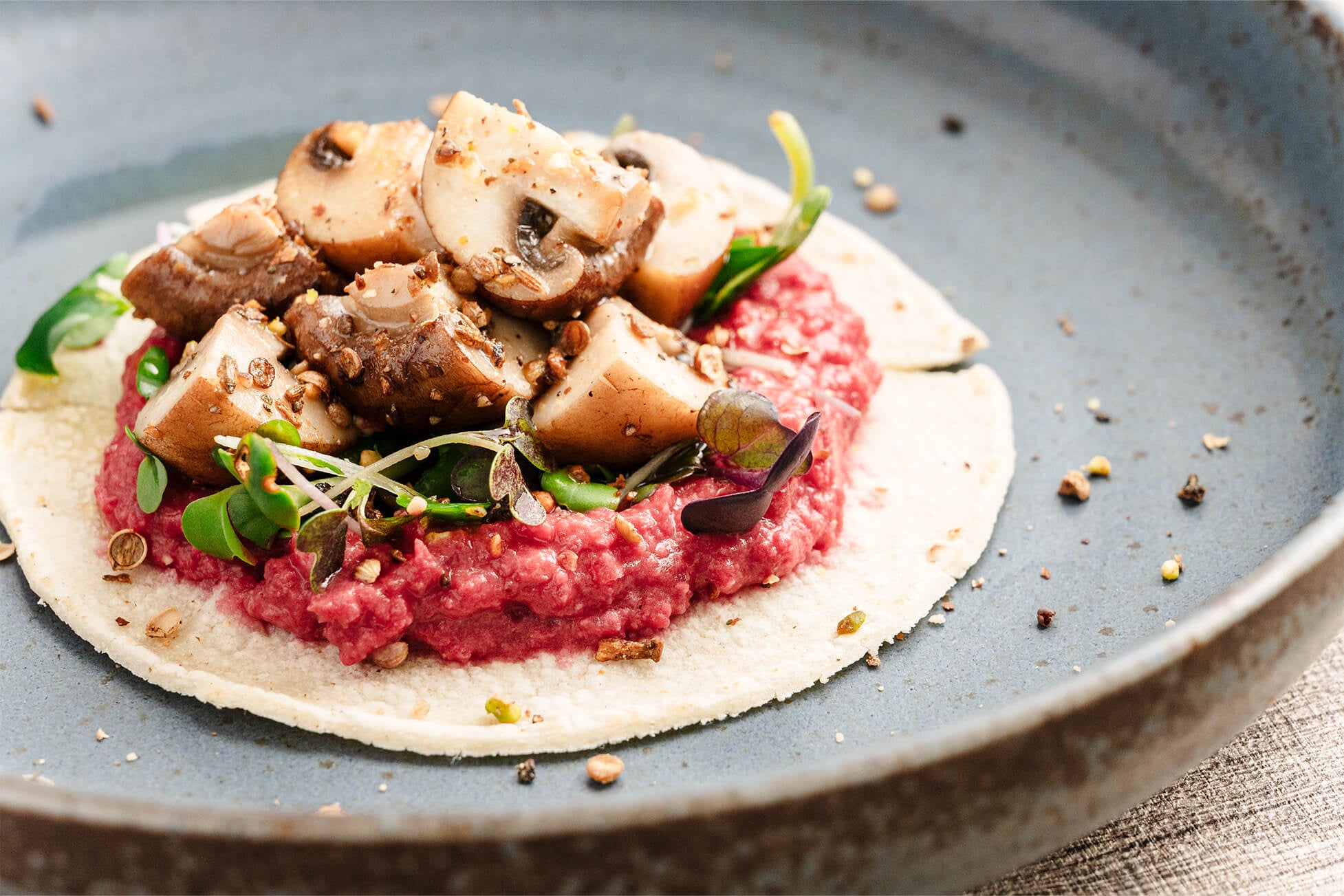 グリルマッシュルームのタコス - ビーツのフムス