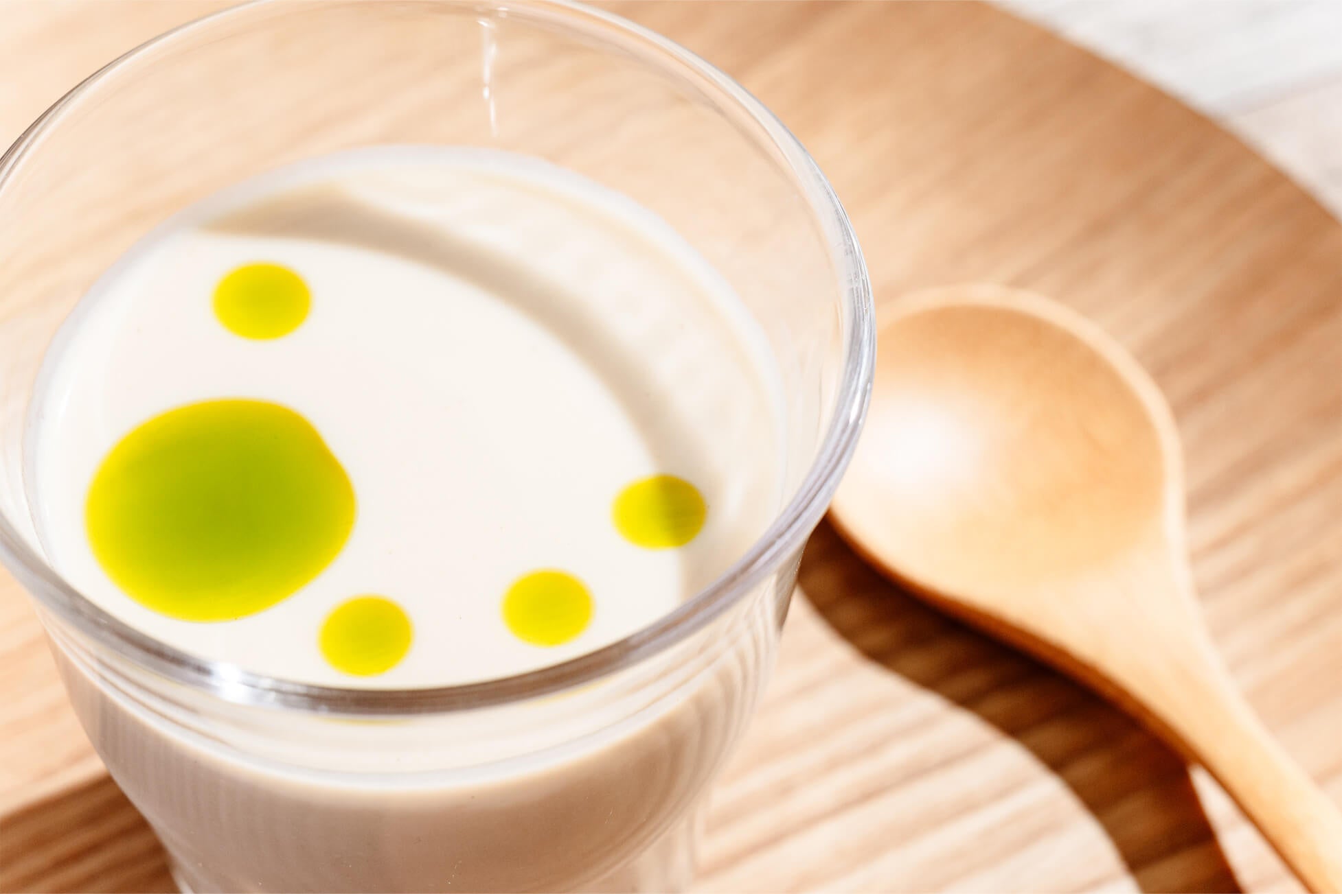 カリフラワーとマッシュルーム 冷製仕立て 自家製ハーブオイル