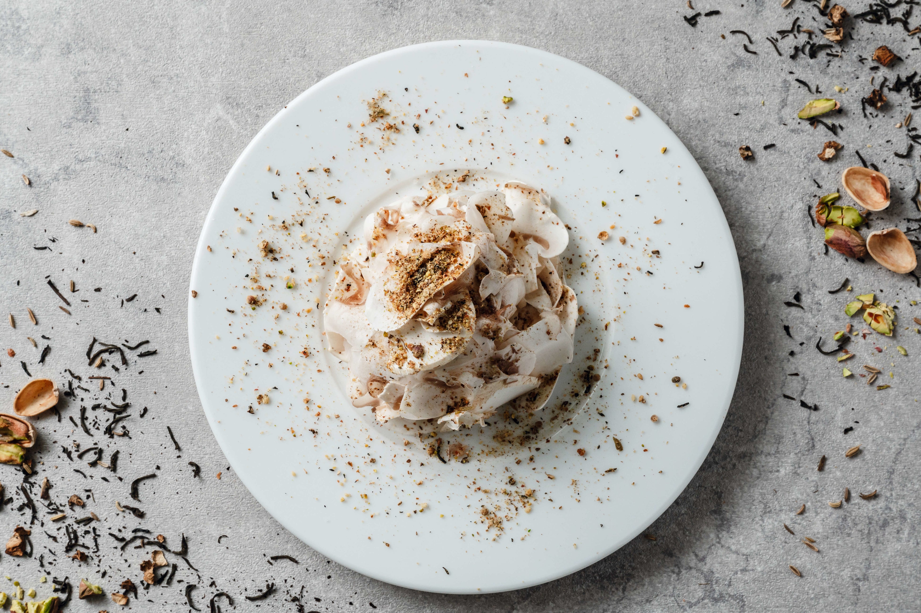 前菜「アールグレイのデュカで食す、ひらひらマッシュルーム」