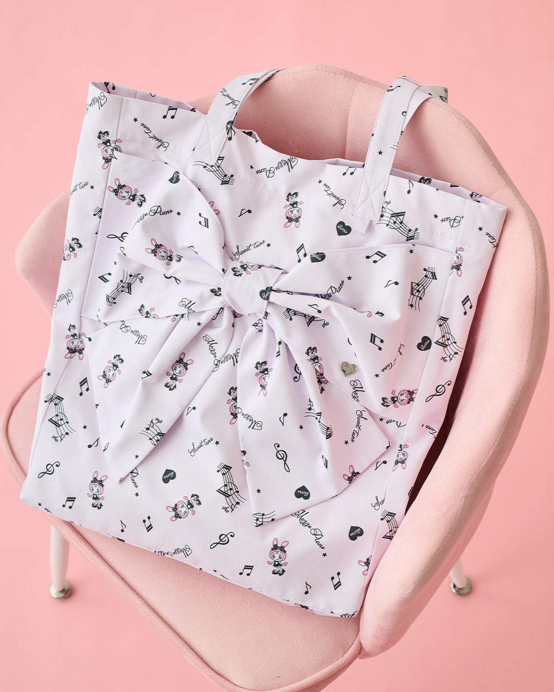 メゾピアノジュニアから、ブランド誕生25周年を記念し、ドレスアップ