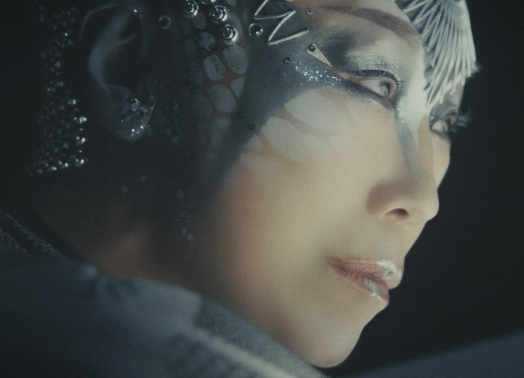 松任谷由実、40枚目のオリジナルアルバム「Wormhole / Yumi AraI」 11