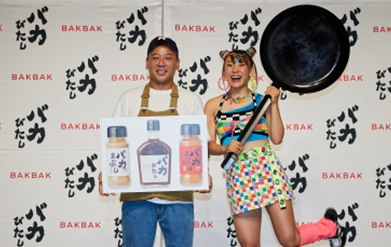 記者会見で登壇する、バイきんぐ 西村瑞樹さんとフワちゃん