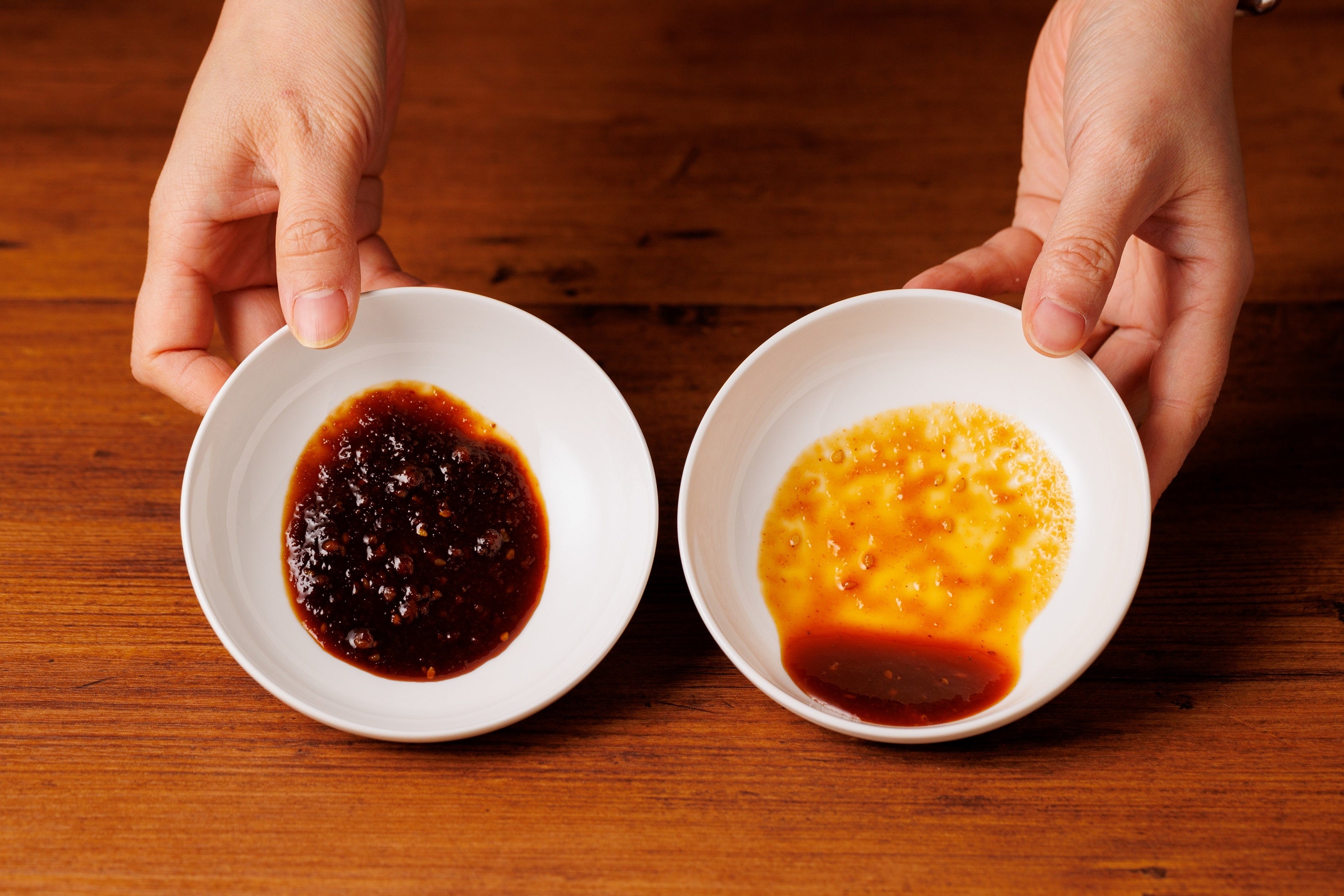 濃厚さを極めた『バカびたし』（右：バカびたし、左：市販の焼き肉のタレ）