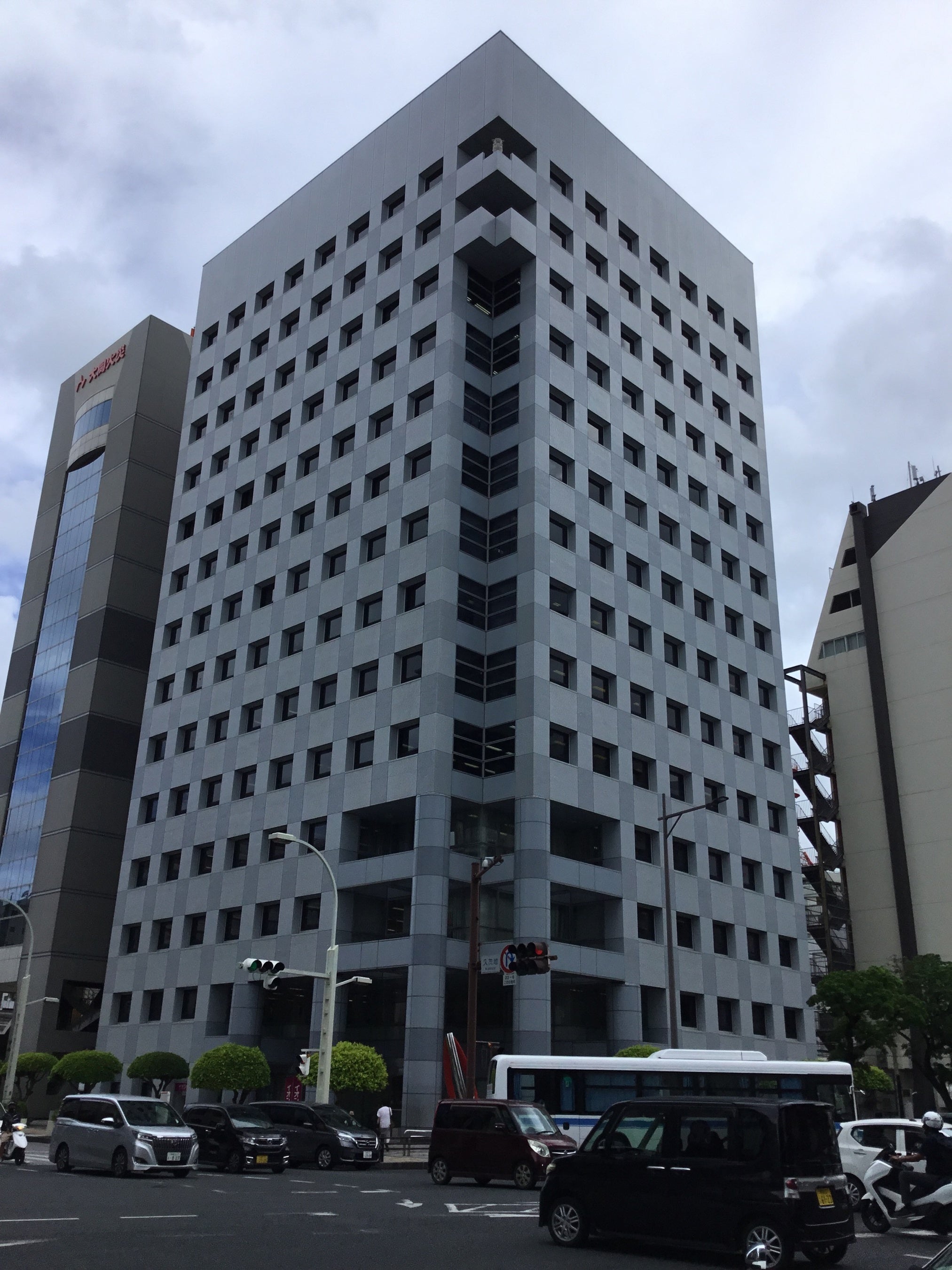 県庁前徒歩3分の立地