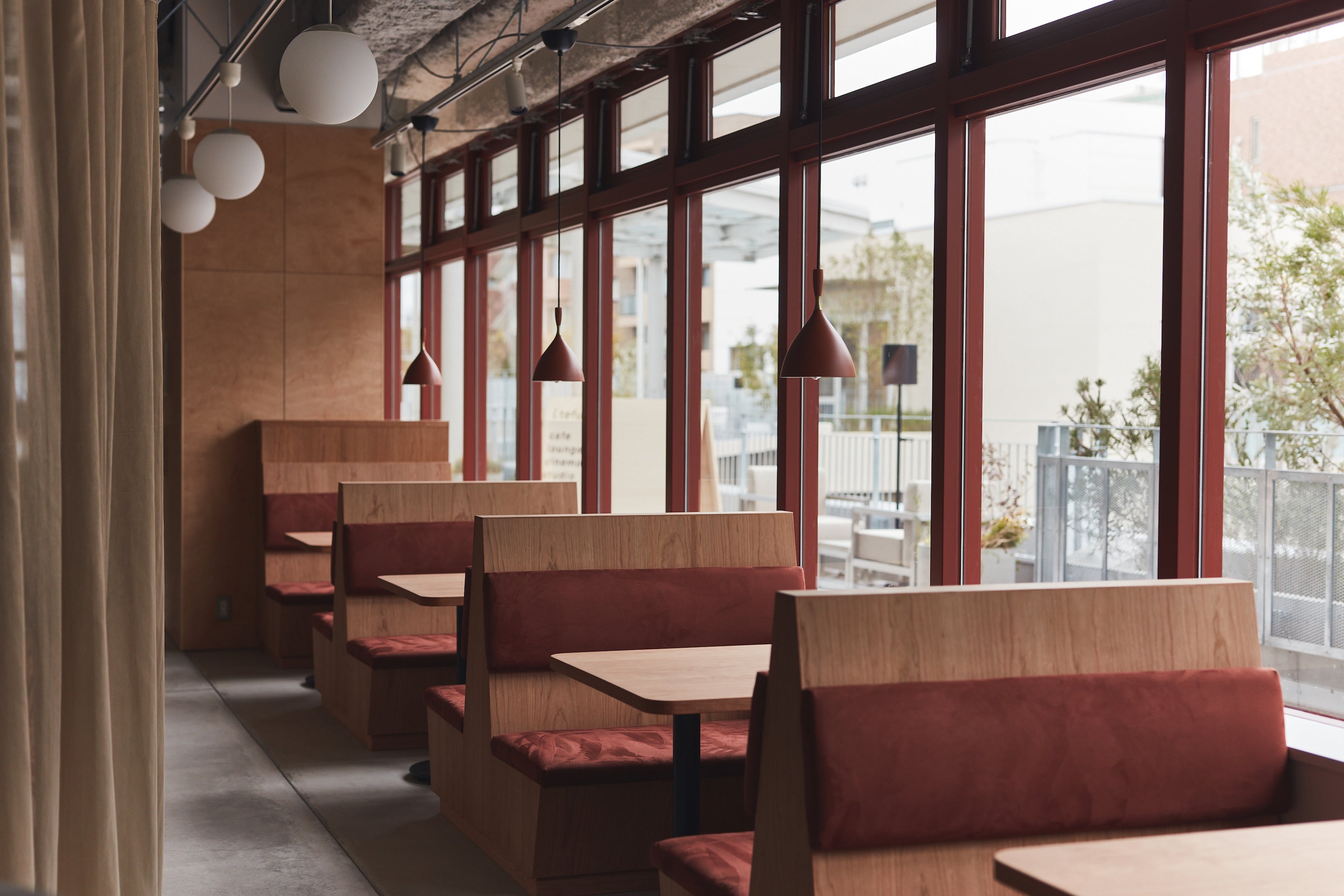 喫茶店をイメージした2階ラウンジ。１人でも、友人との語らいにも。