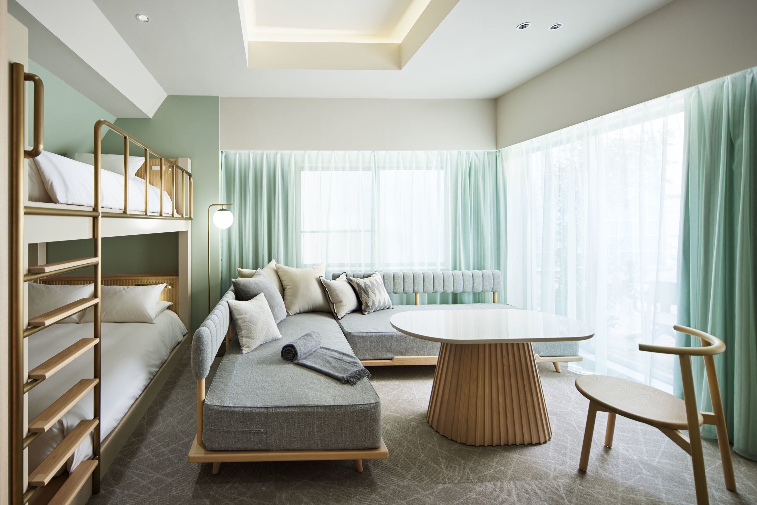 ダスティグリーンもしくはダスティピンクをポイント色に用いたシンプルで落ち着いた色合いの空間とし、客室内で食事も楽しめるよう、オリジナルで製作したダイニングテーブルを全客室に設置しています。
