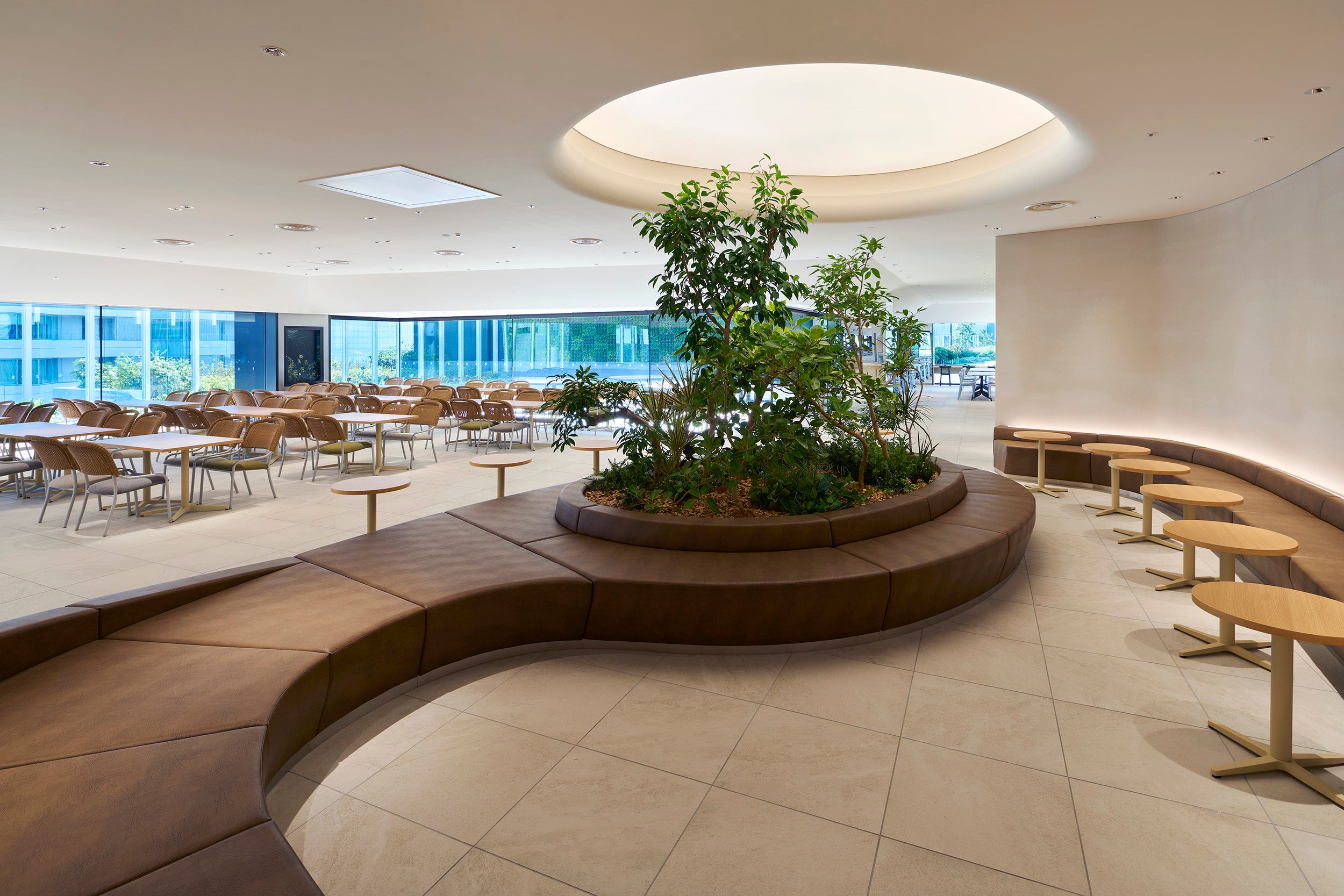 緑あふれるテラスと屋内がシームレスに繋がった空間とすることで、自然と歩きたくなるようなフロアに。約450席のダイニングはゆったりと過ごすRELAXエリアと食事を簡単にすませられるQUICKエリアを設けています。