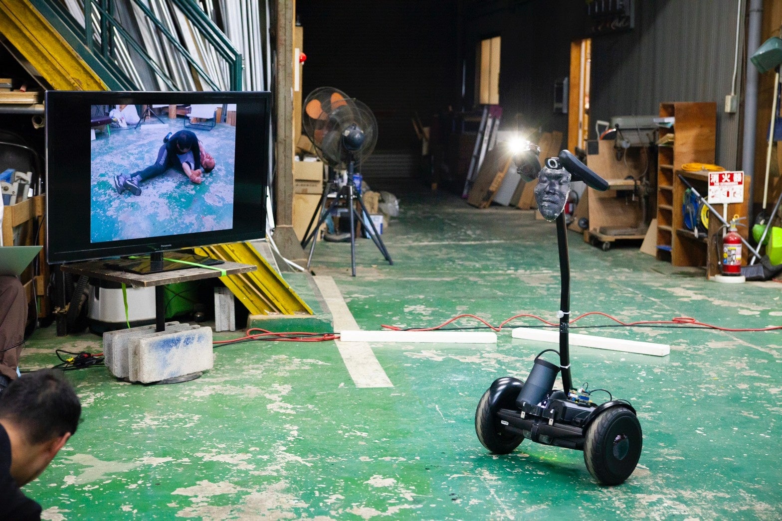 対話型AIをシステムに組み込み、新たな翻訳者として身体表現に介入させる（「jactynogg zontaanaco ジャkuティー乃愚・存taアkoコ」 contact Gonzo × やんツーより）