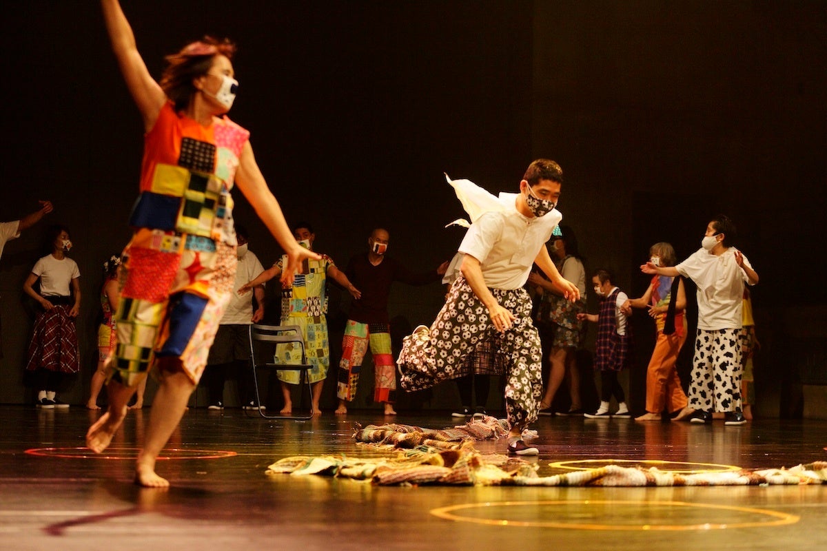 ダンス公演の様子 (埼玉県障害者芸術文化活動支援センター アートセンター集)　　撮影：武藤奈緒美