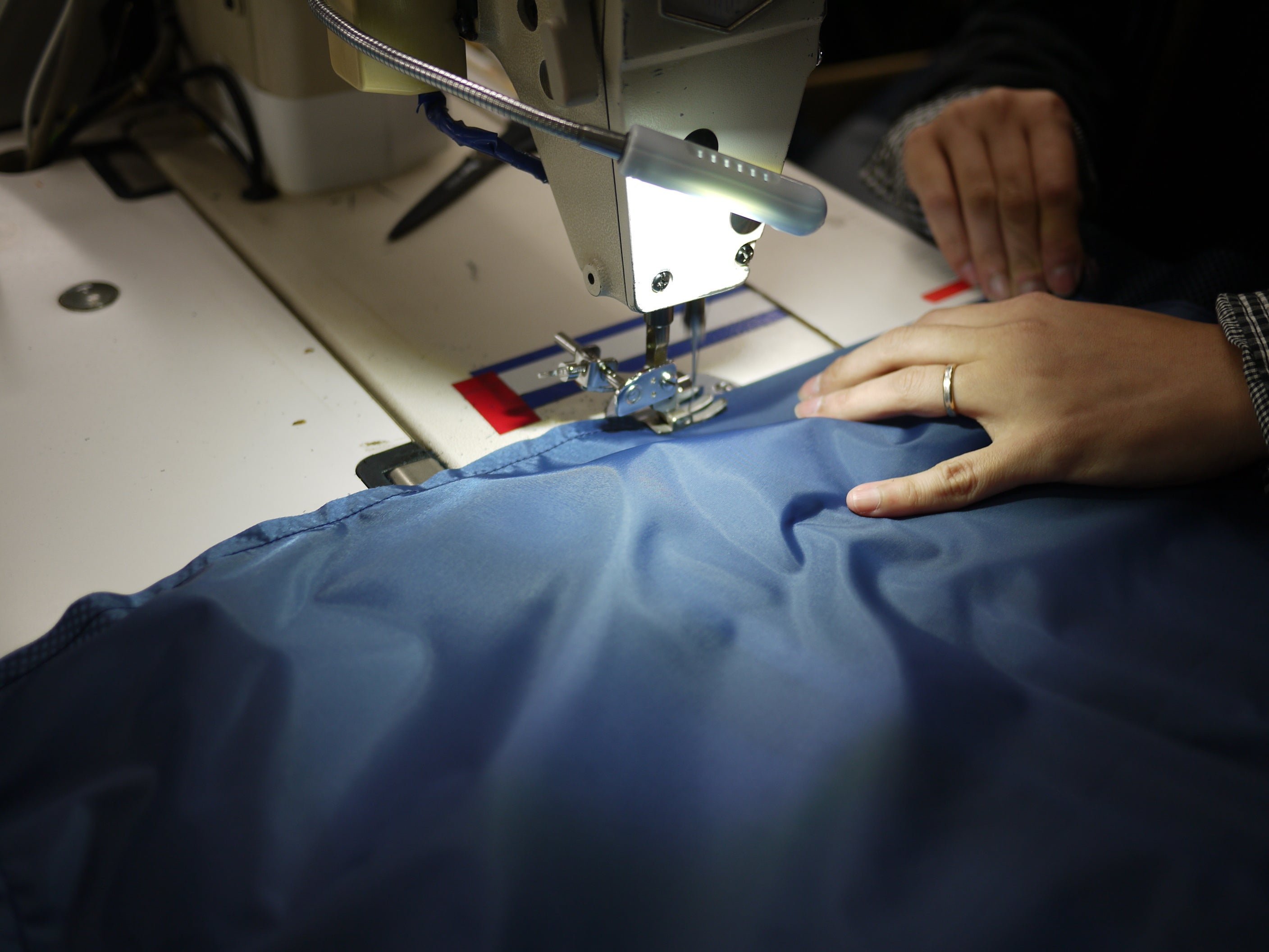 生地から縫製に使う糸まで、使用する素材はすべて日本国内生産。官庁も認める耐久度を支えるのは職人の技