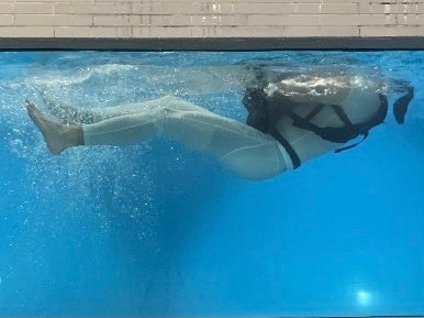 抱き抱えることで水面に浮く