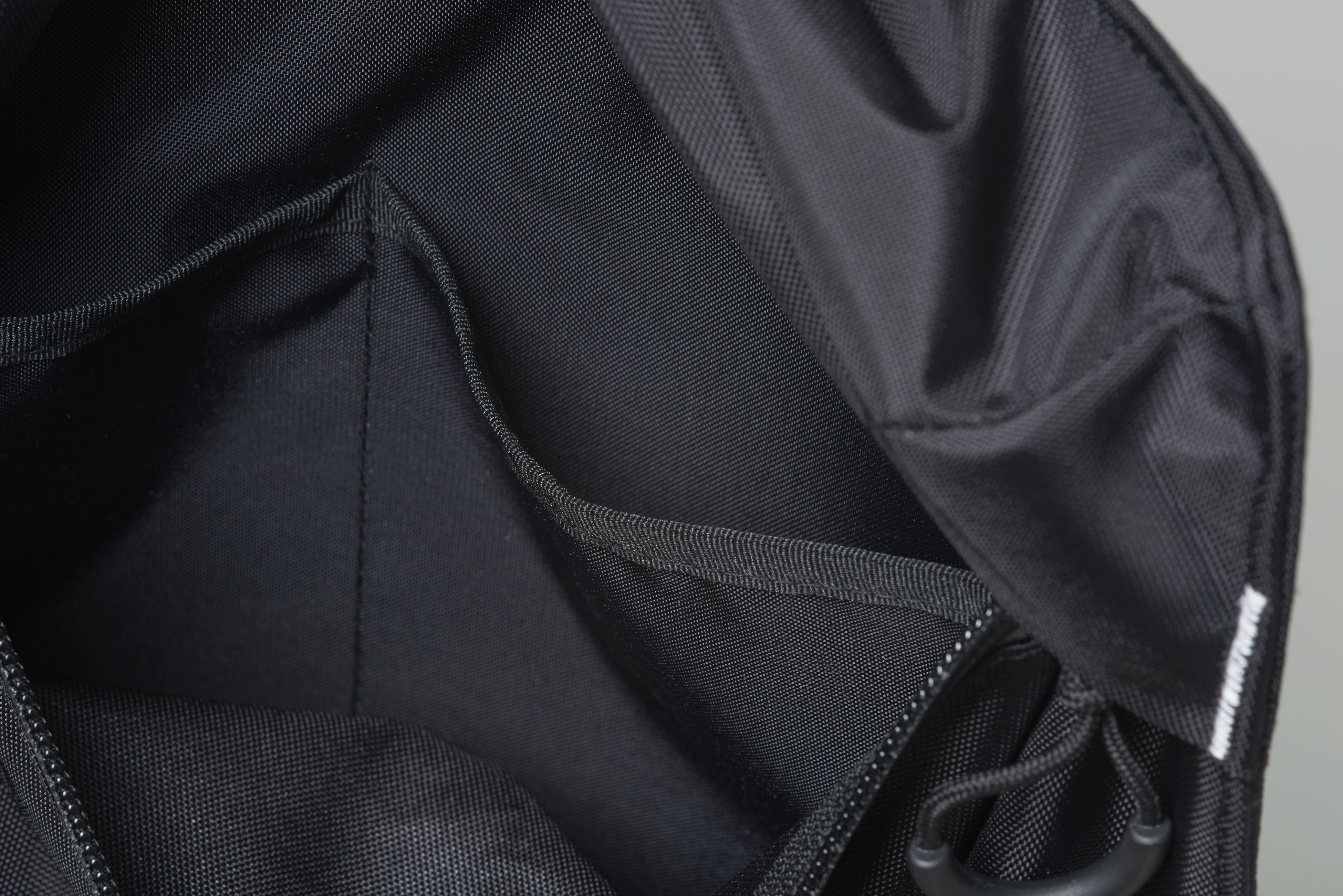 外ポケットには小物を整理して収納しやすい仕切りが付いている