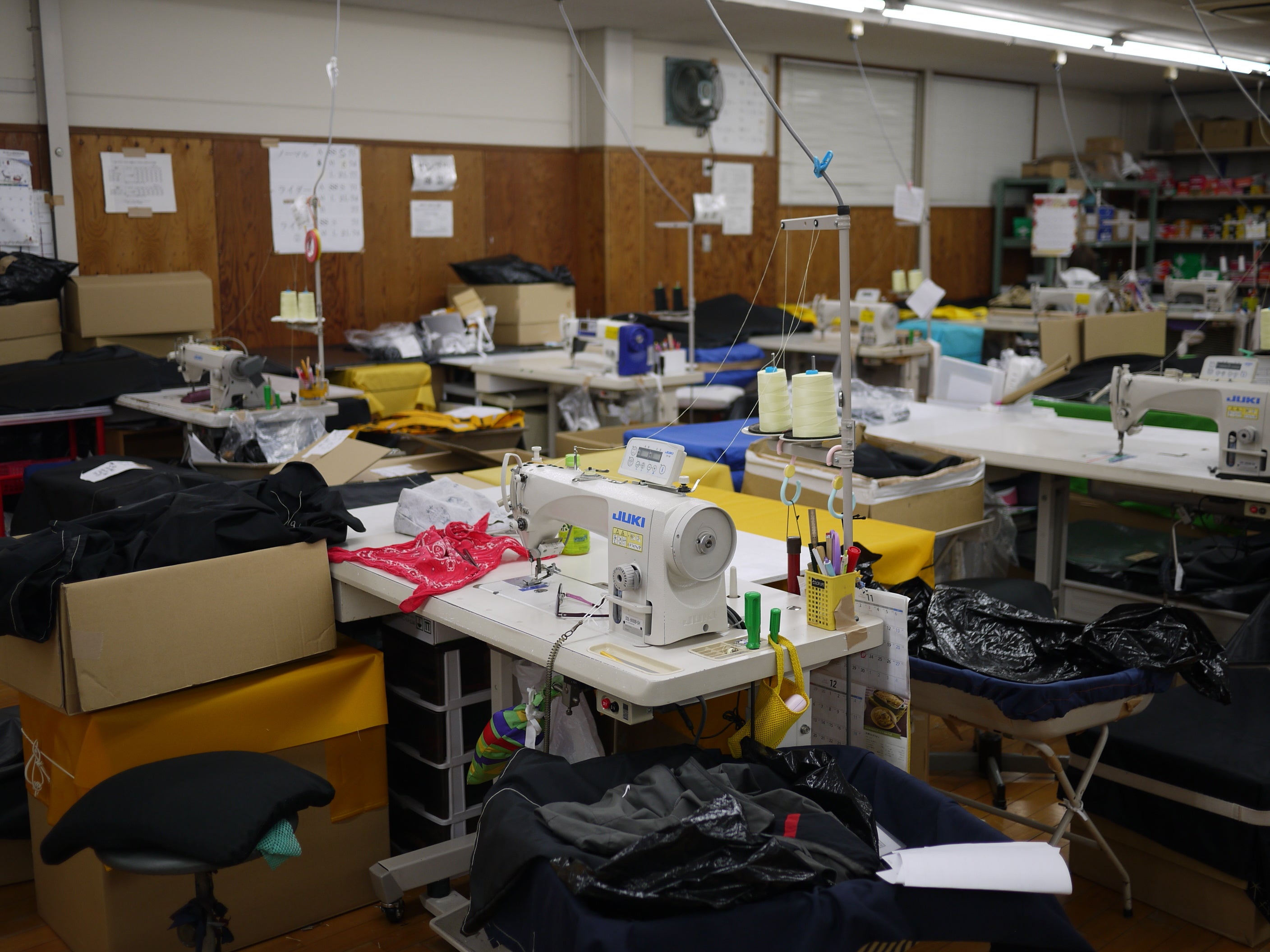 熊本にある工場の様子。ひとつずつ、じっくりと手作業で作られる信頼感と安心感