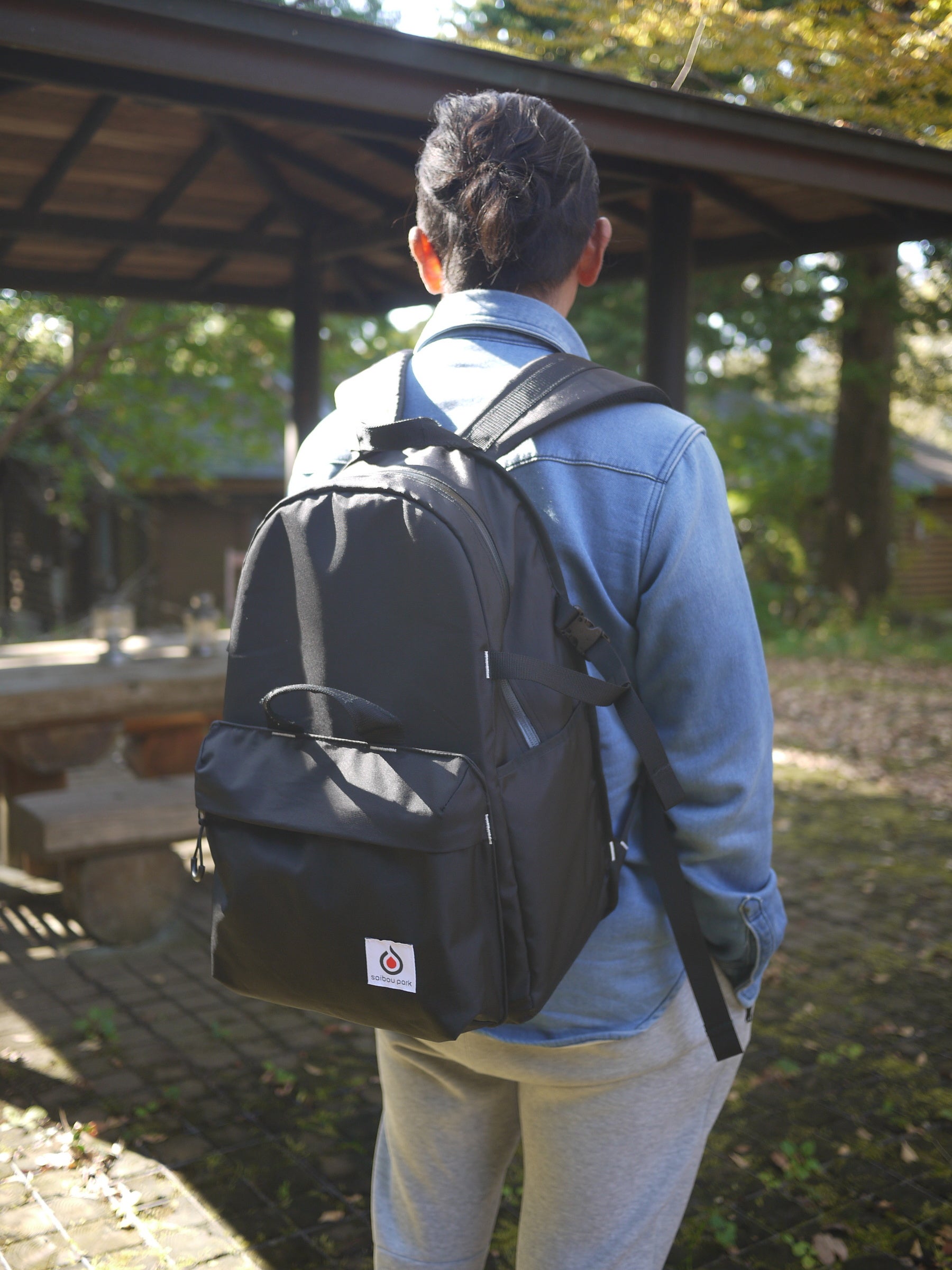 スタイルやシーンを問わずに組み合わせやすいシンプルなデザイン