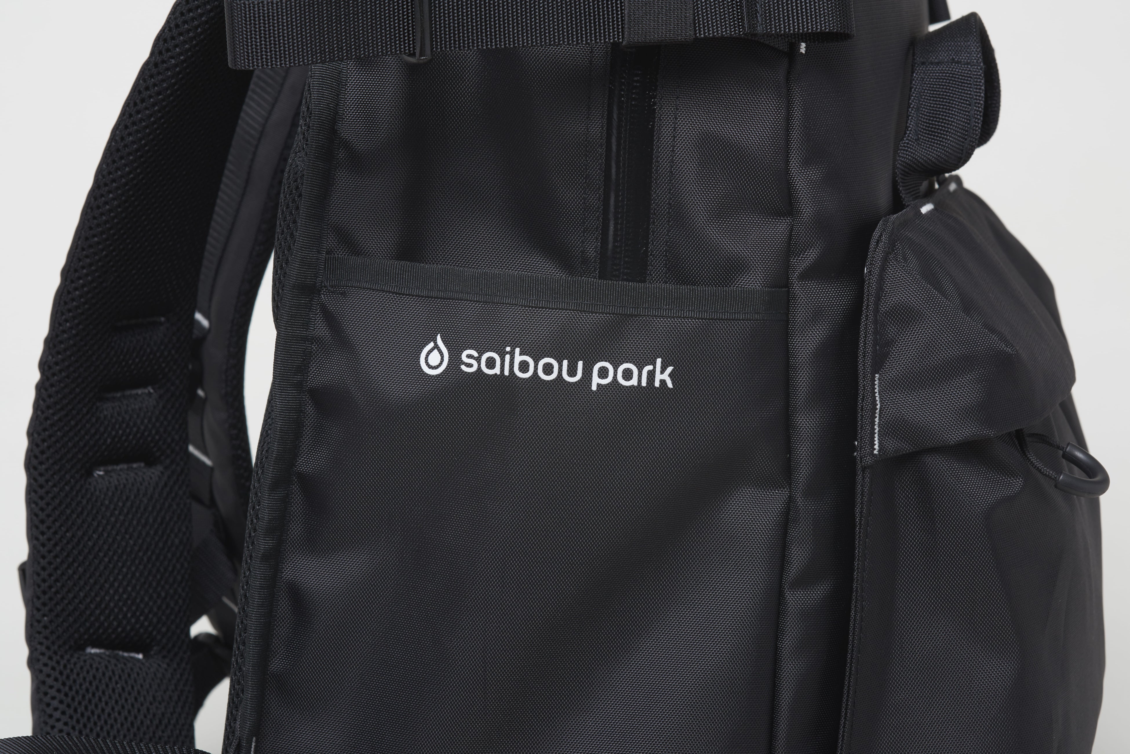 サイドポケットは折りたたみ傘や500mlペットボトルがすっぽり入る深さがある