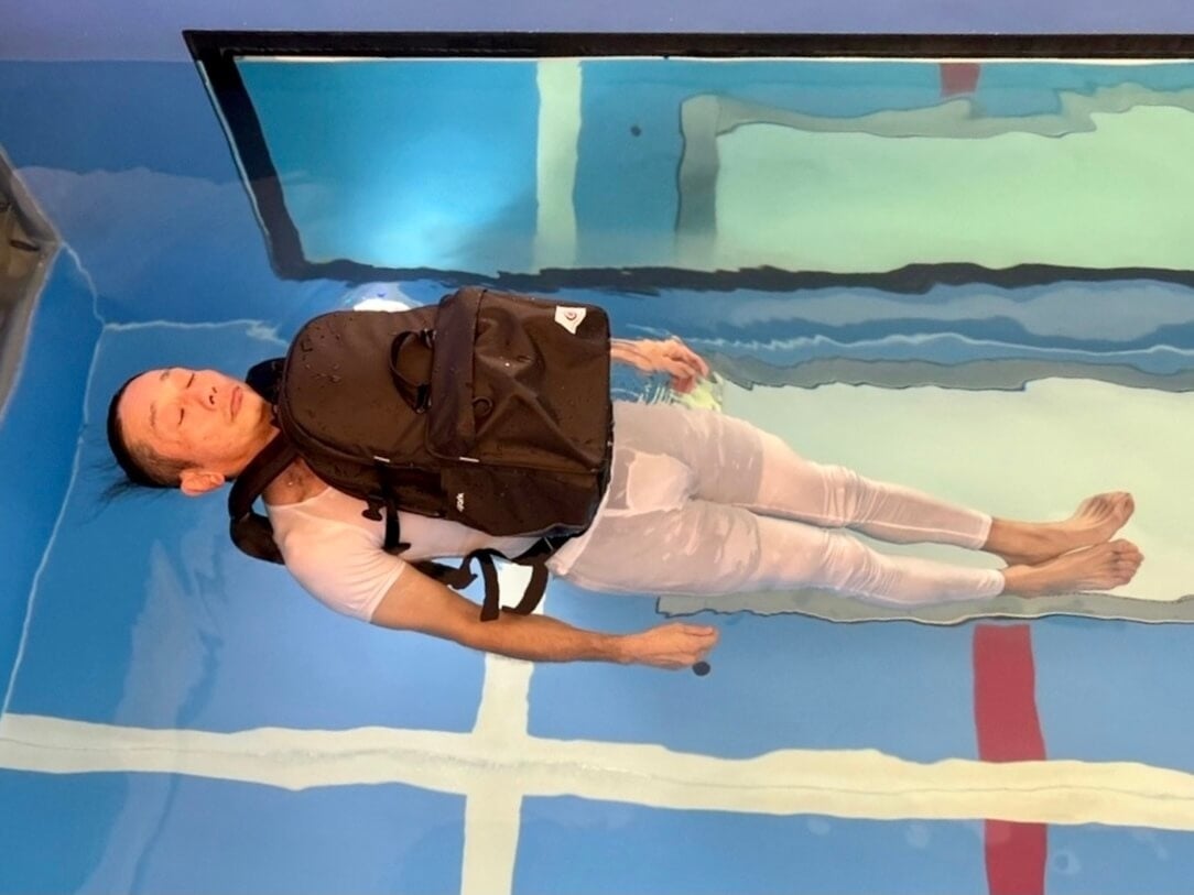 成人男性でも安定した姿勢で水面から顔を出し続けられる浮力（モデル身長167cm、体重68kg）