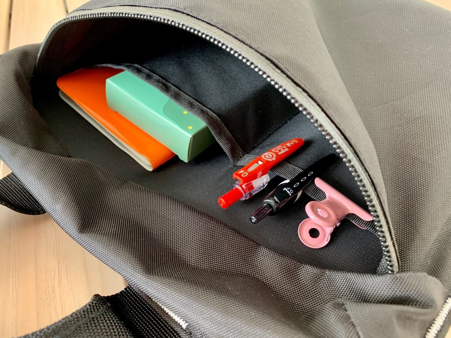 外ポケットには小物を整理して収納しやすい仕切りが付いている