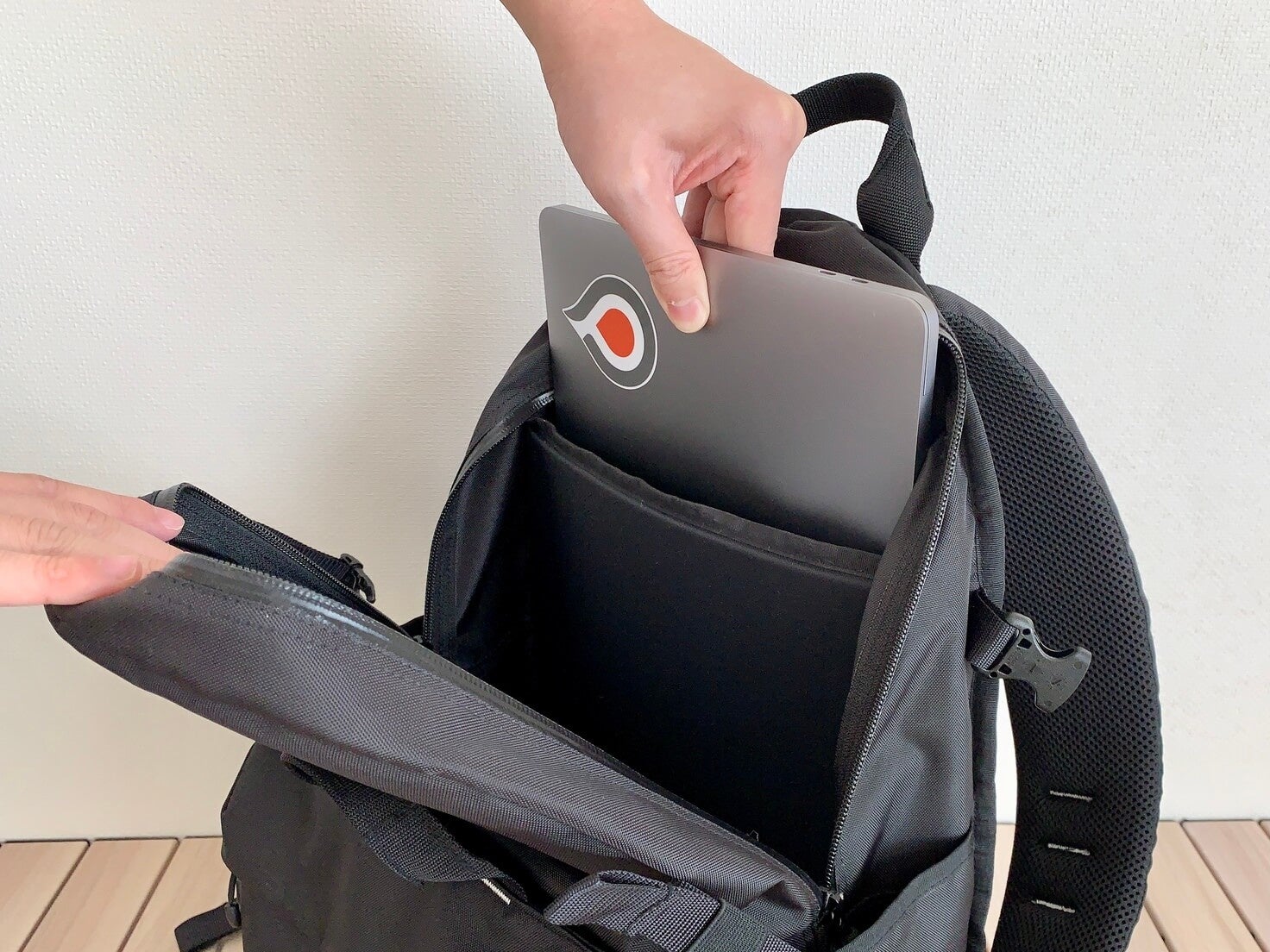 内部背面のラップトップポケットは衝撃を吸収するクッション性に優れている