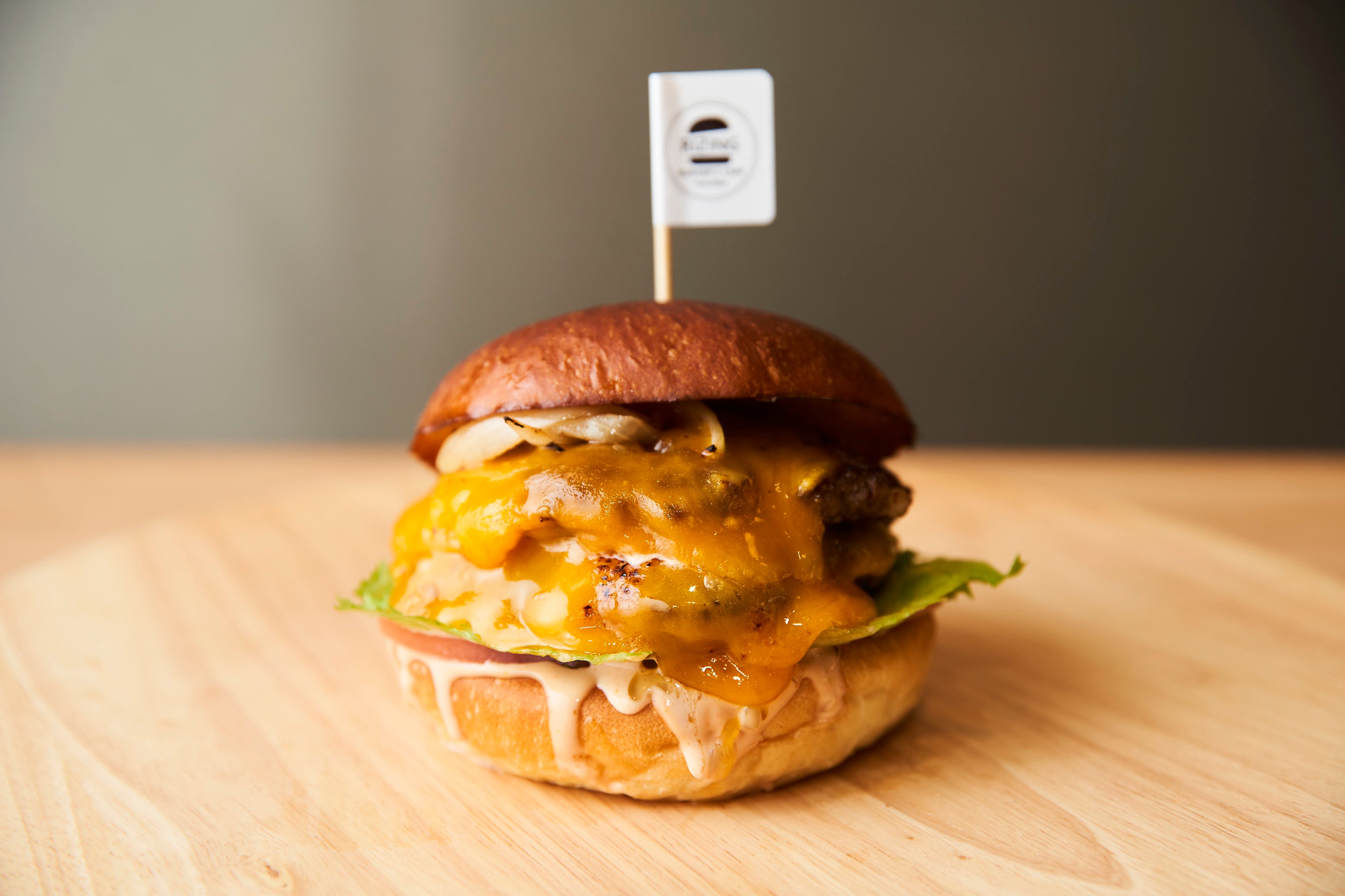 当店のシグネチャーハンバーガー「ライジングチーズバーガー ダブル（1,390円（税込））」