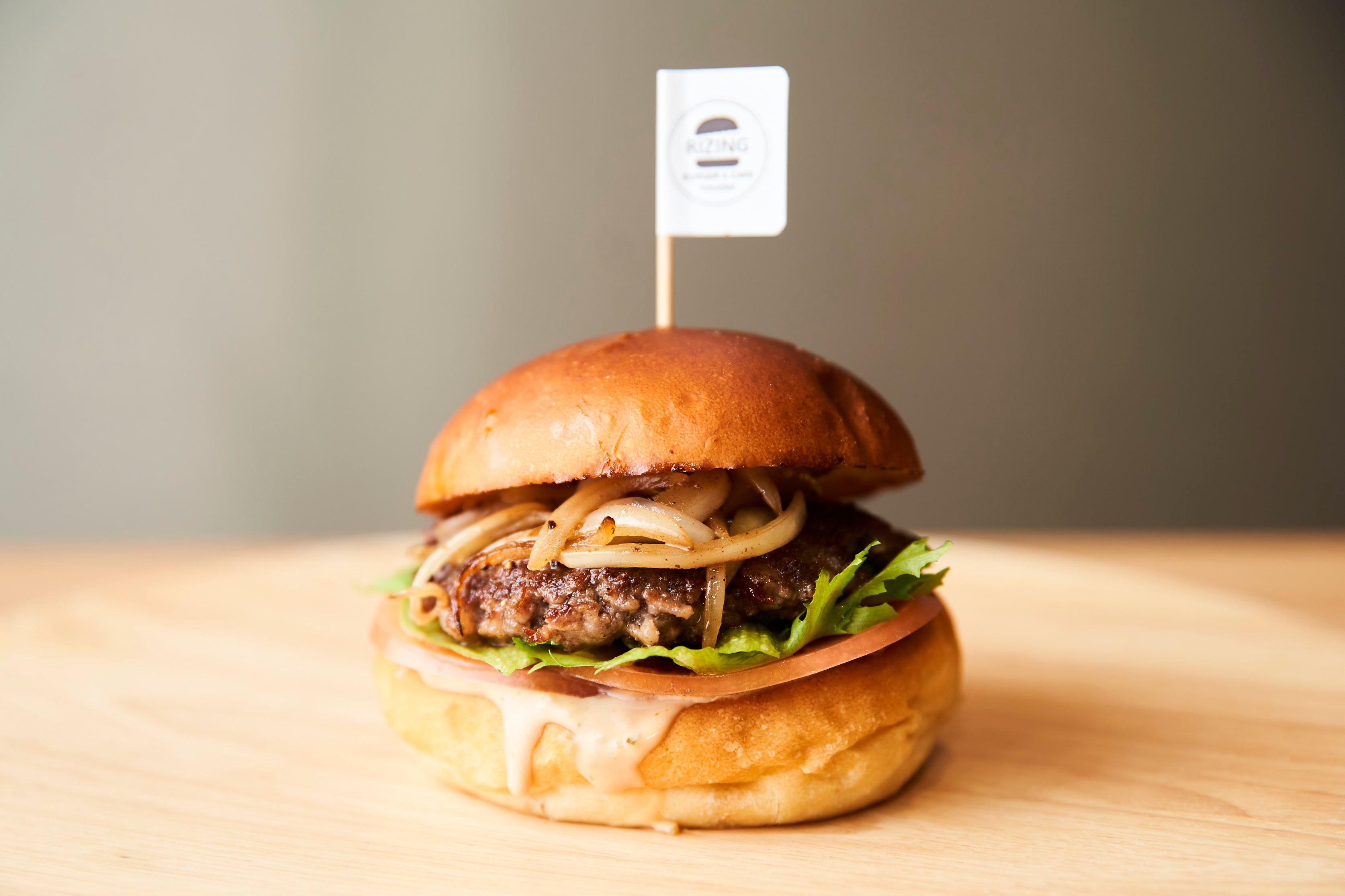 「ライジングバーガー シングル（890円（税込））」