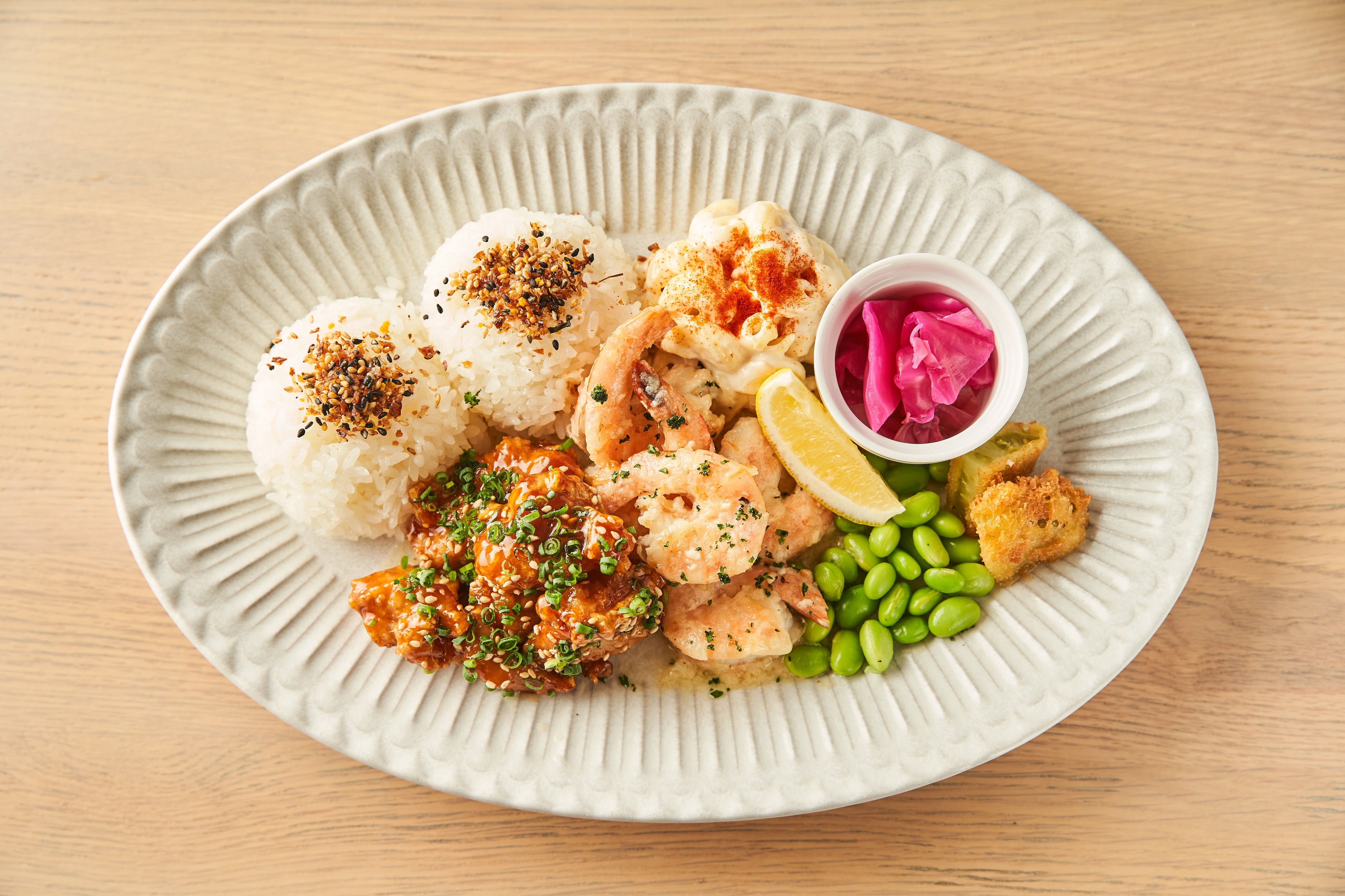 サーフ＆ターフプレートランチ （写真はオレンジチキン＆レモンバターシュリンププレートランチ）