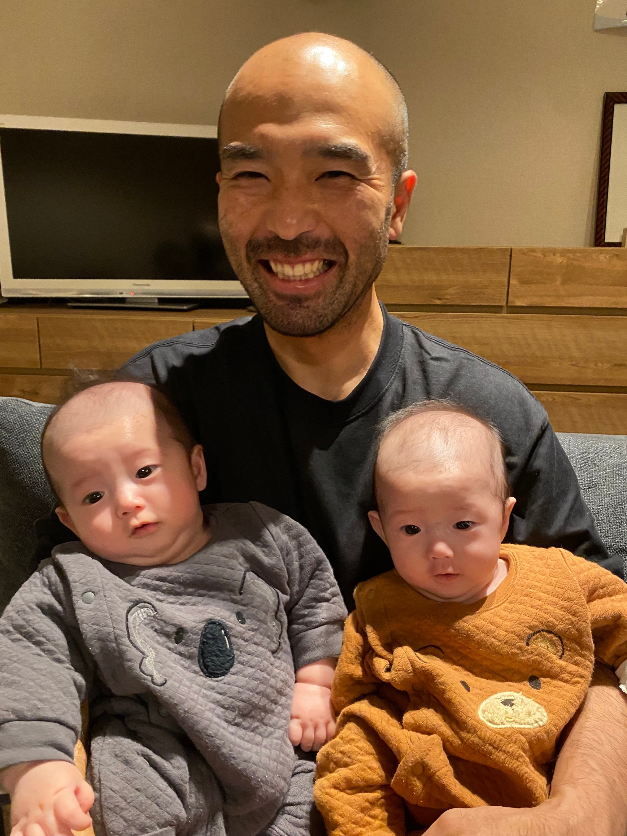 第一カッター従業員と8月に生まれた双子のお子さん。現在育児休暇取得中