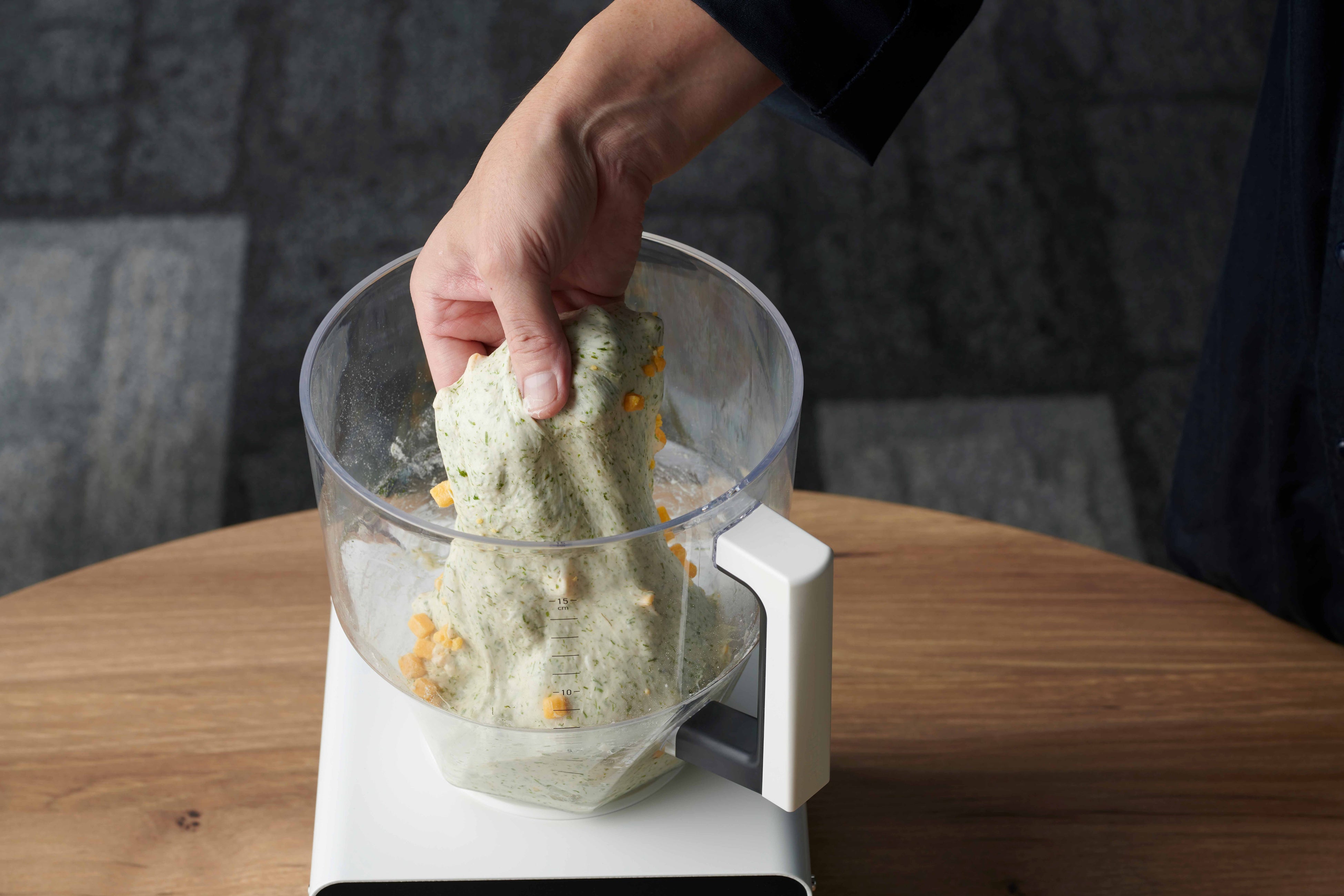 「やさしく素早くまぜる羽根」を使用。なめらかでツヤのある生地に