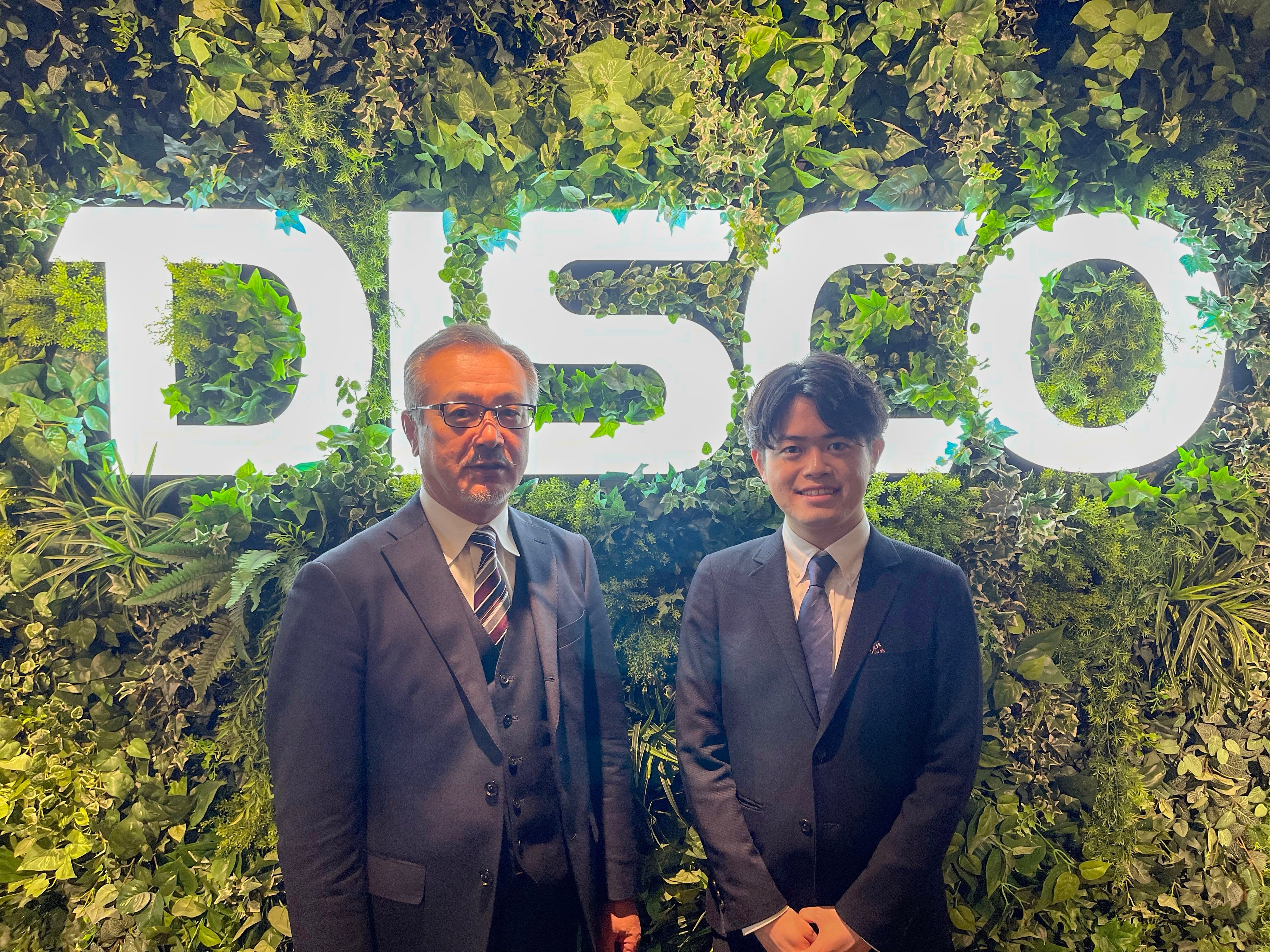 左から、ディスコ代表取締役社長：新留正朗、トゥースリー代表取締役CEO：清水淳史