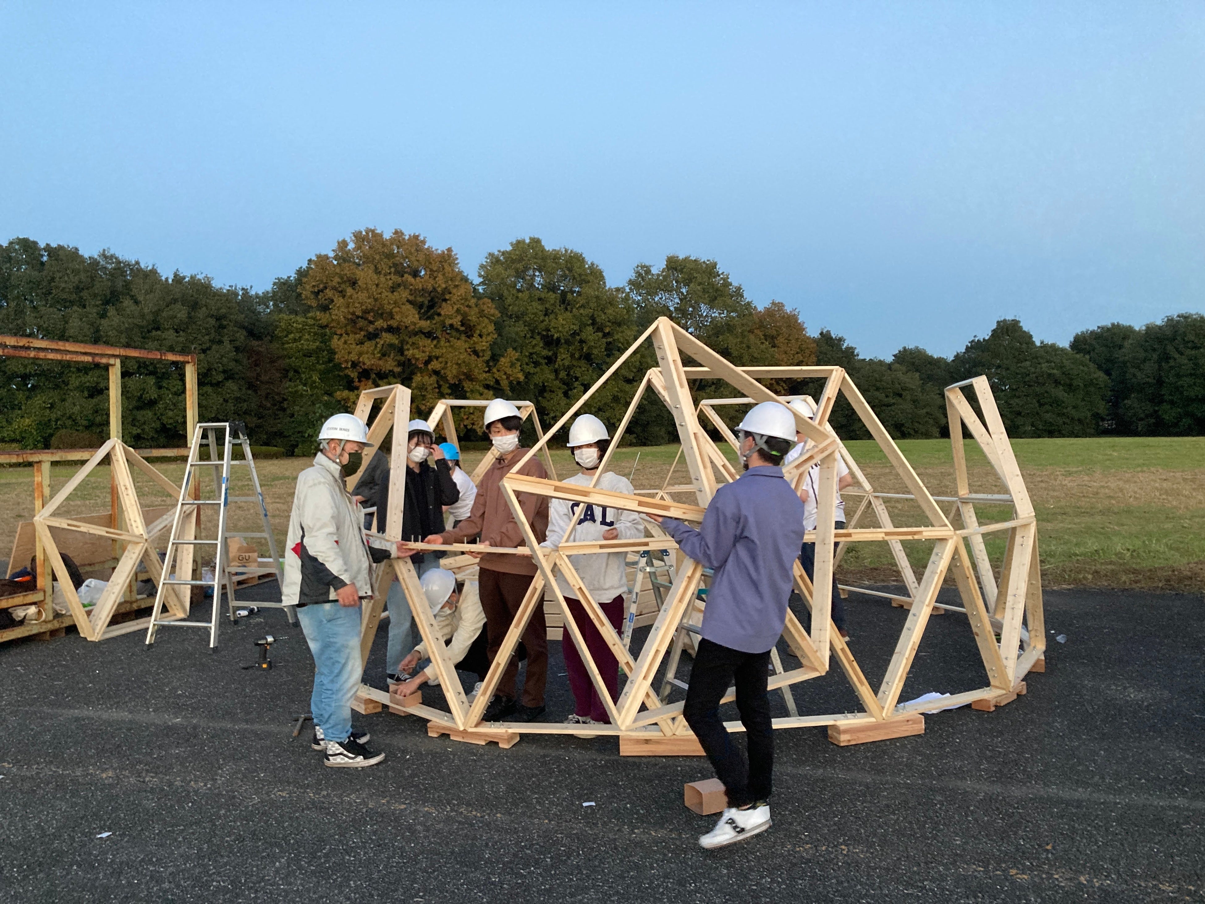 木質ドーム　組み立て途中